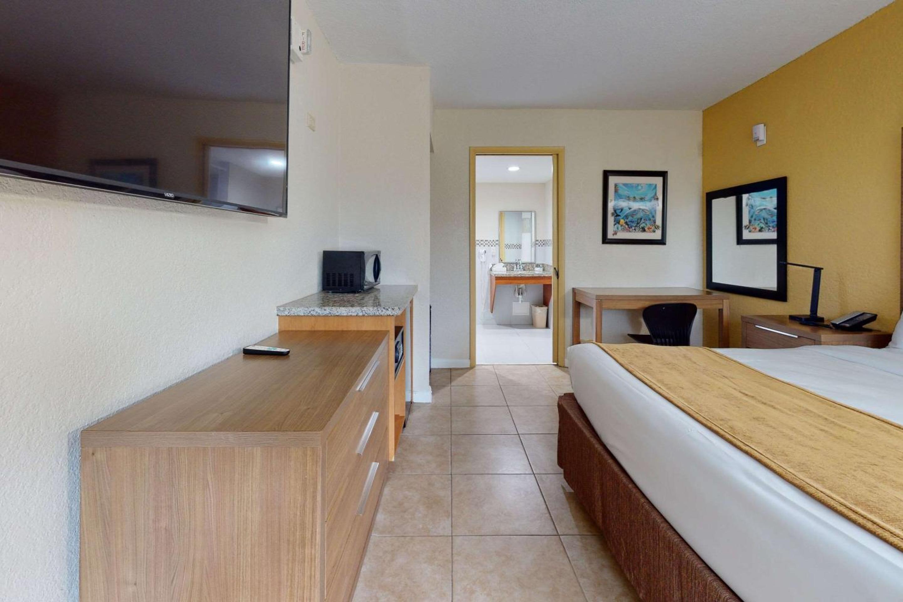 Deluxe King Room with Disability Access - Non-Smoking - Photo 4