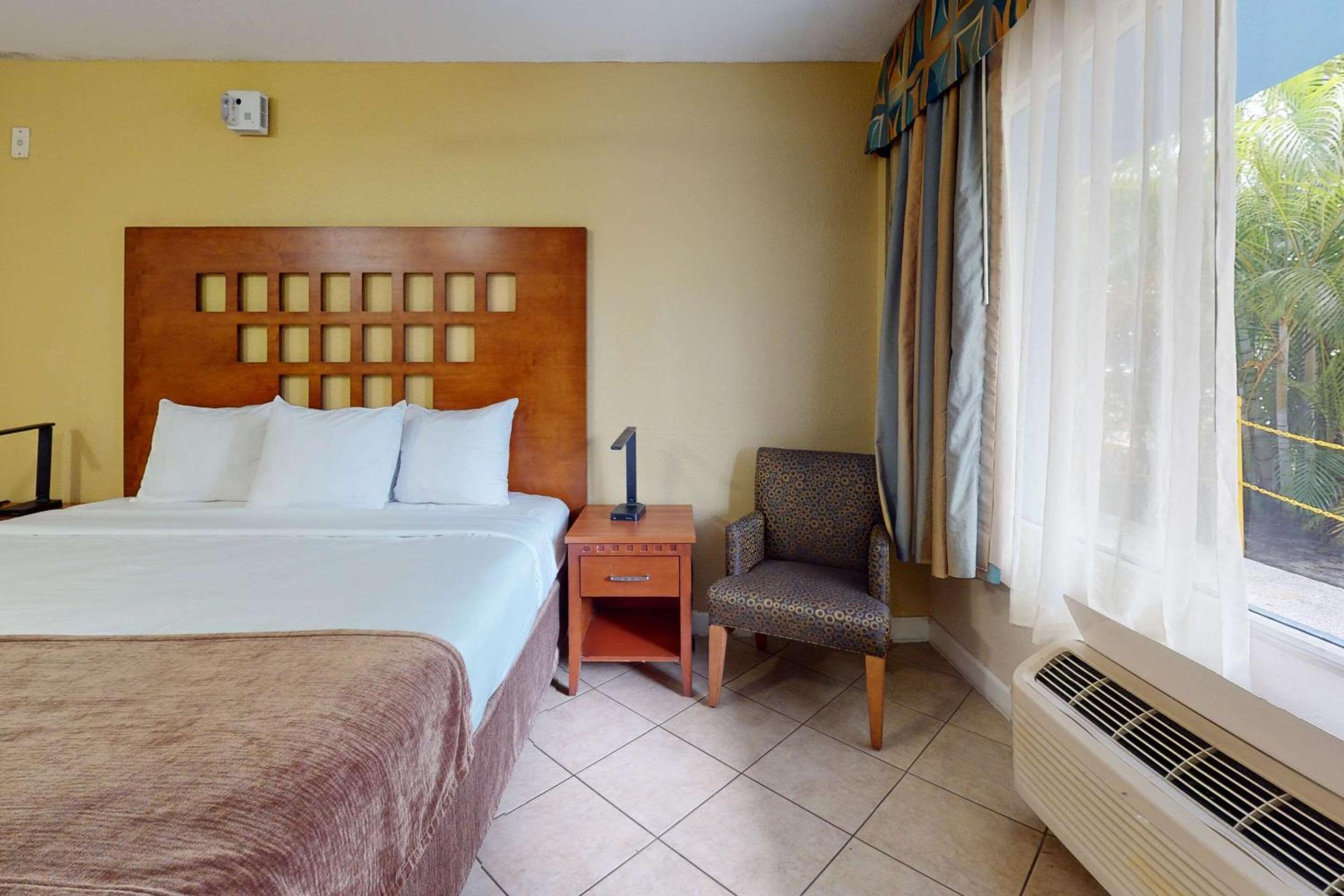 King Room - Non-Smoking - Photo 4