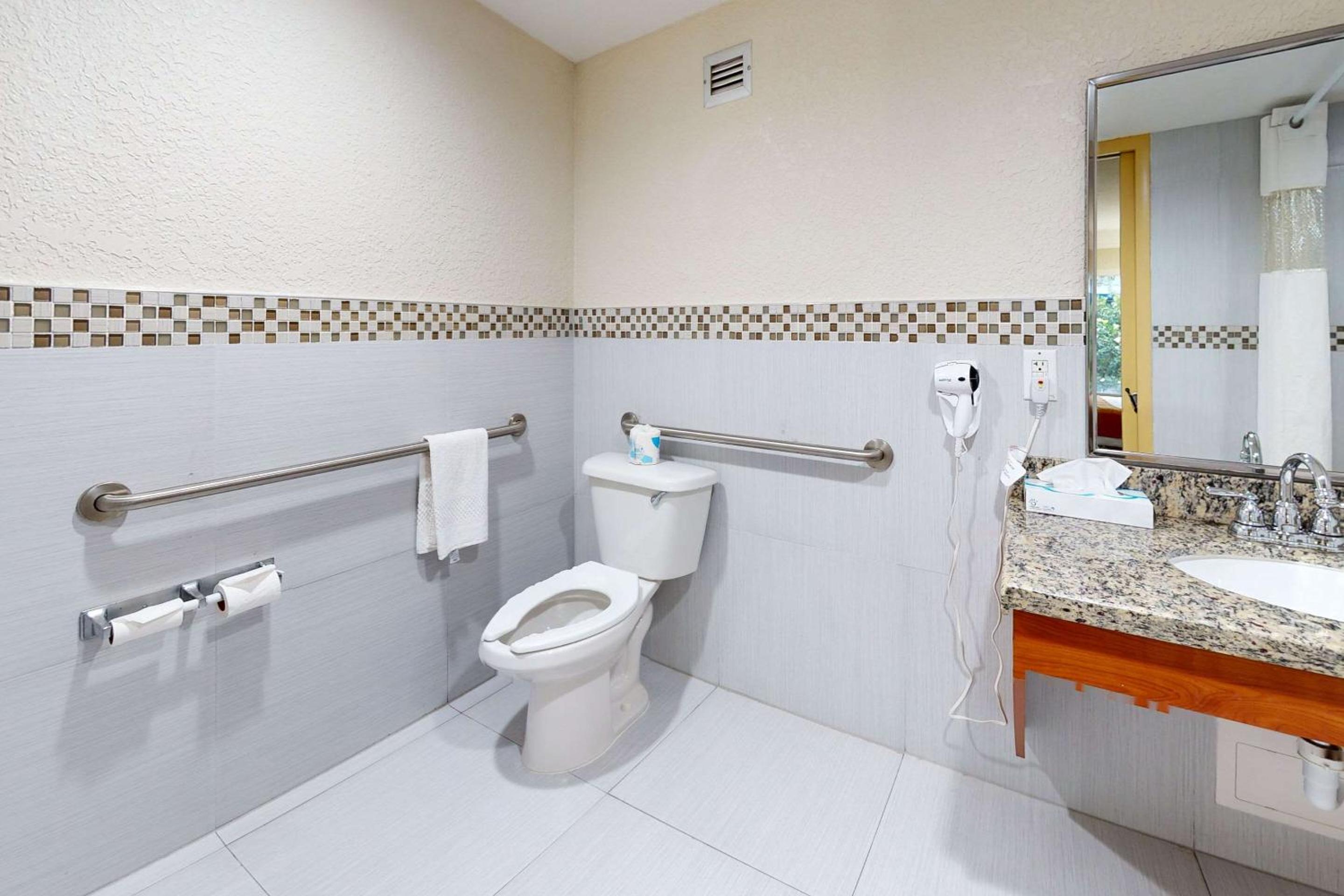 Deluxe King Room with Disability Access - Non-Smoking - Photo 5