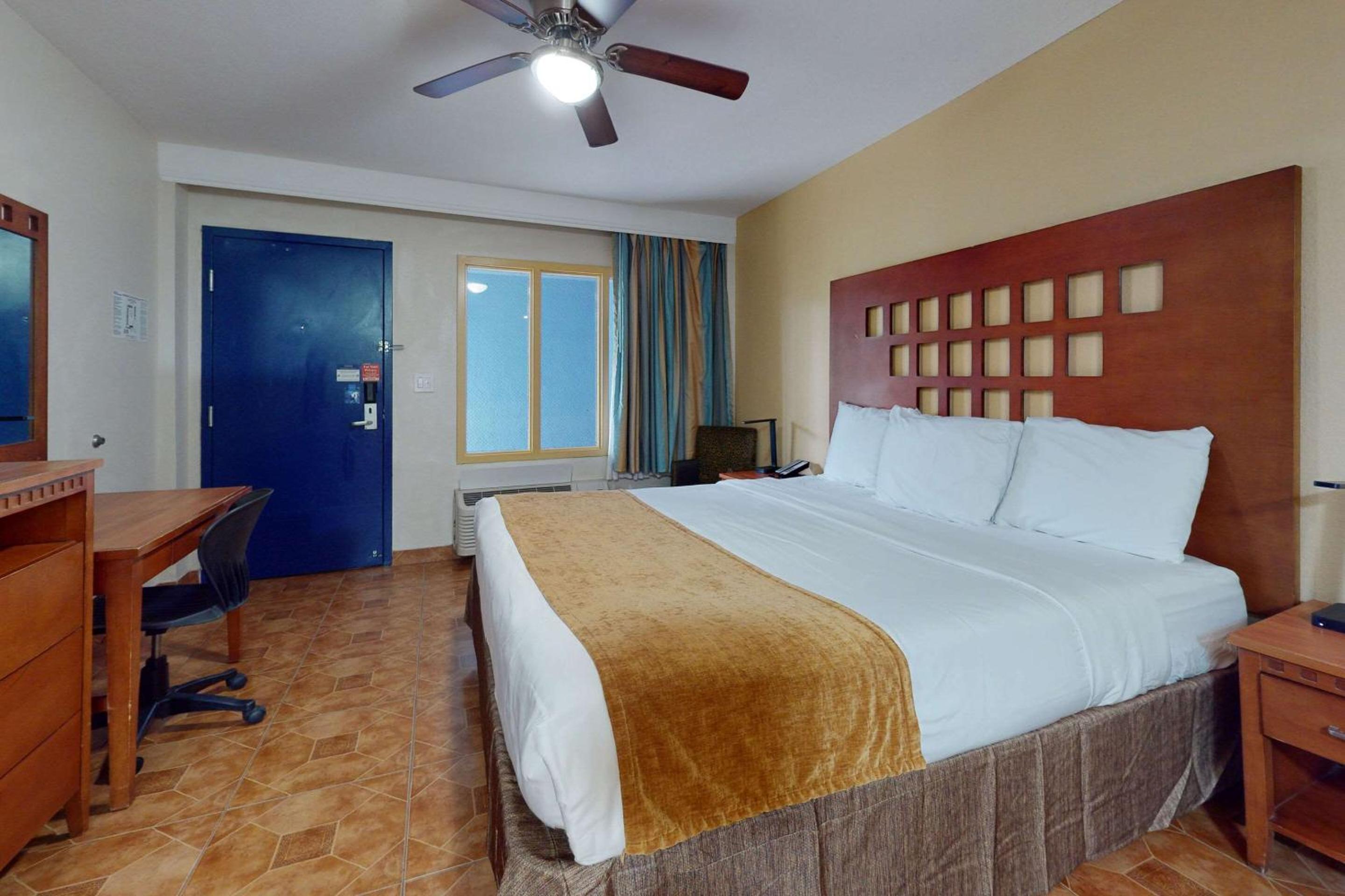 Deluxe King Room with Jacuzzi - Non-Smoking - Photo 1