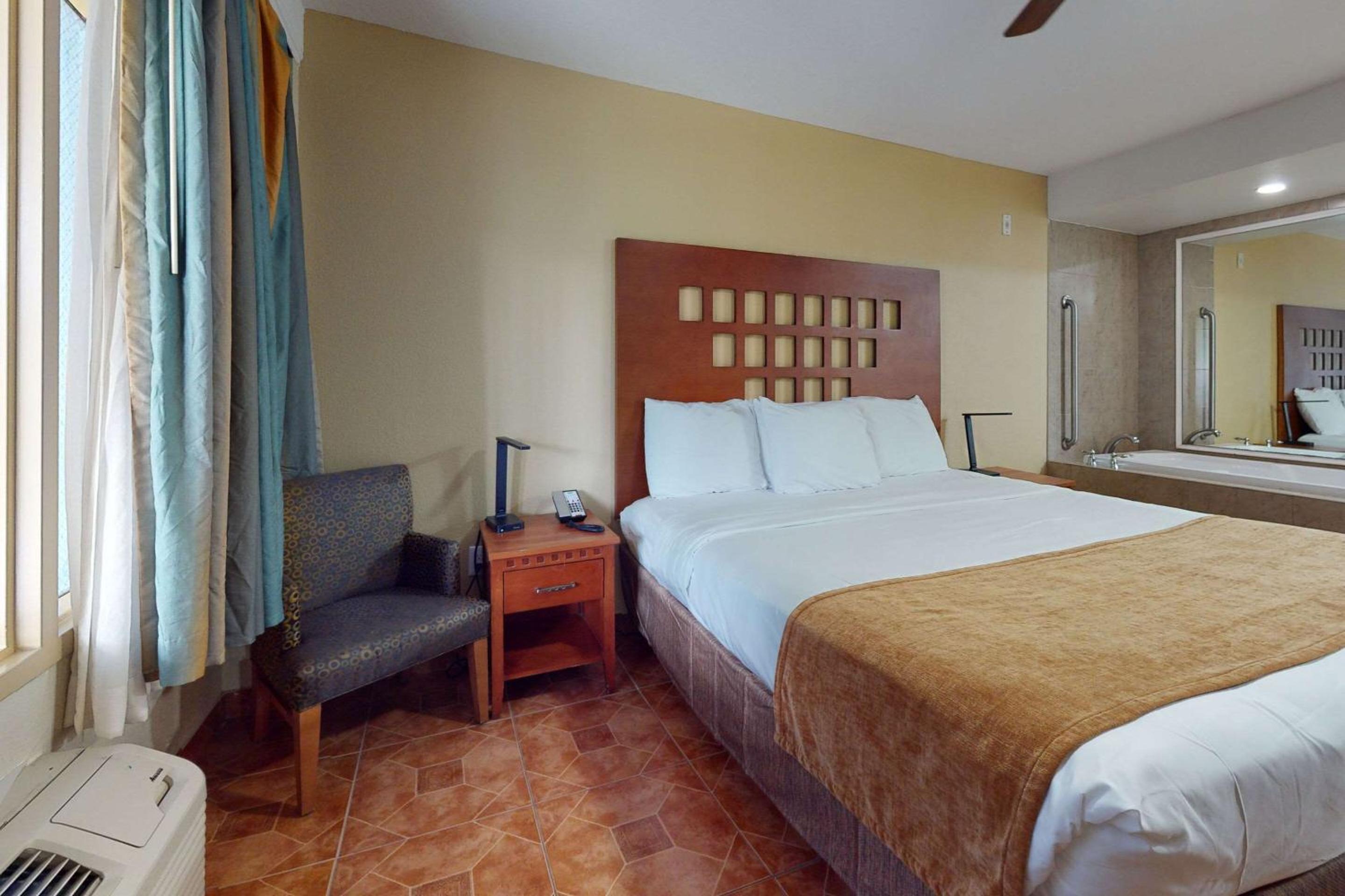 Deluxe King Room with Jacuzzi - Non-Smoking - Photo 2