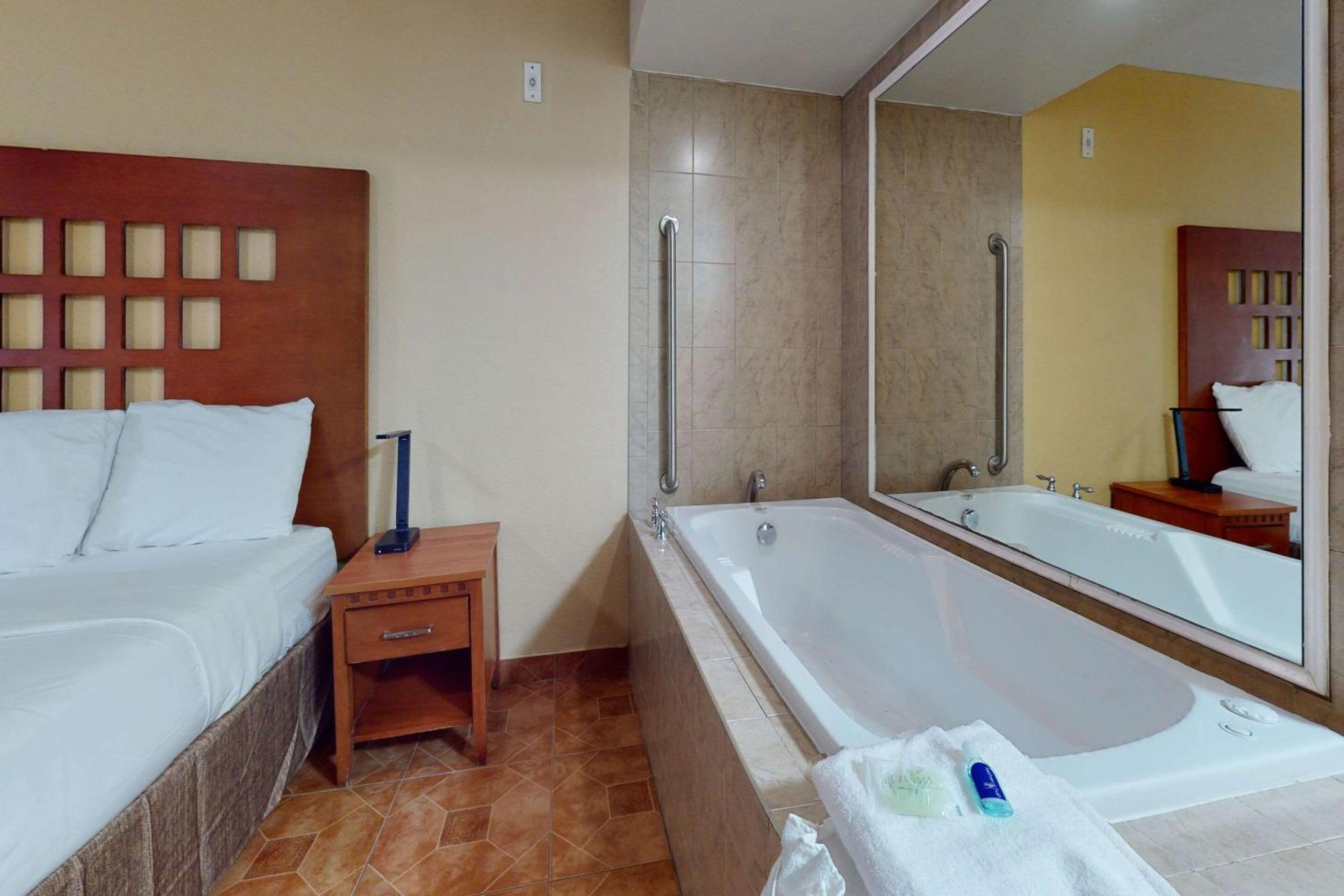 Deluxe King Room with Jacuzzi - Non-Smoking - Photo 3