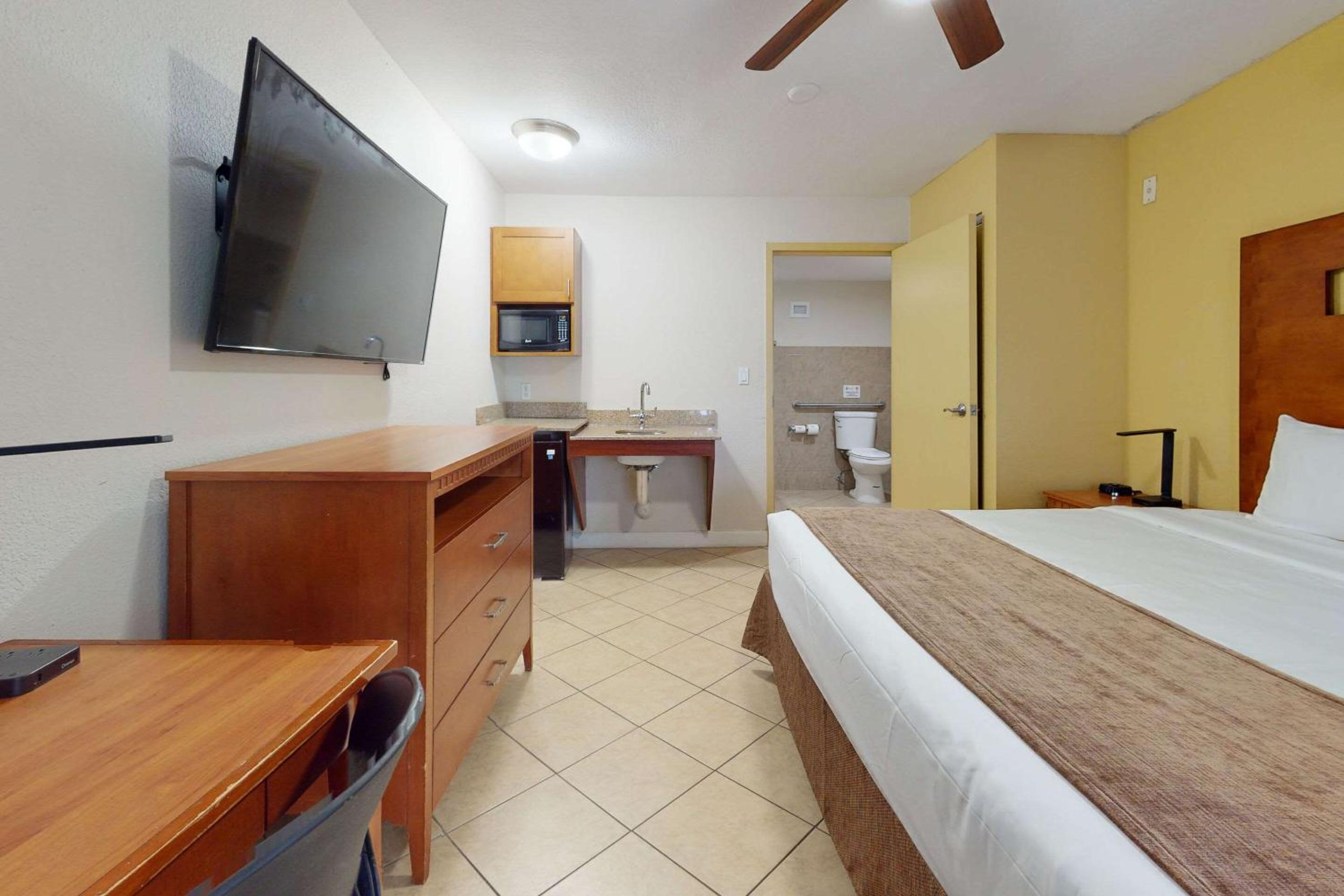 King Room - Non-Smoking - Photo 1