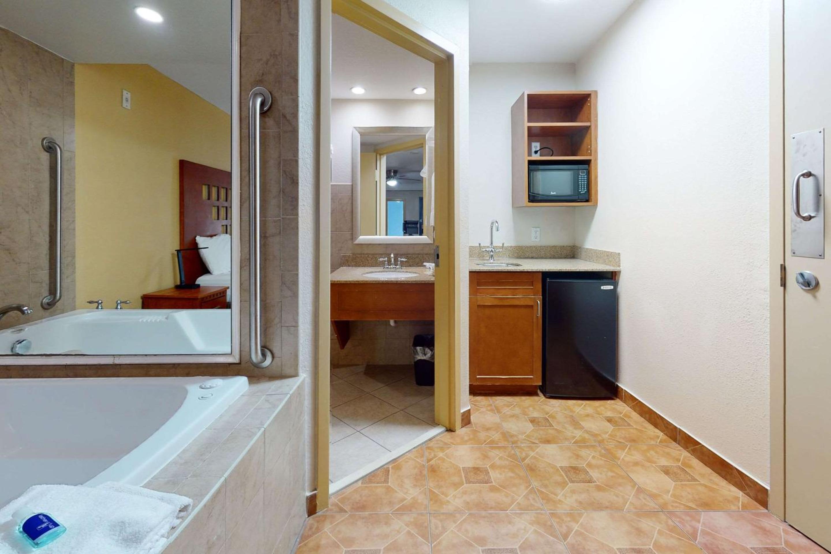 Deluxe King Room with Jacuzzi - Non-Smoking - Photo 6