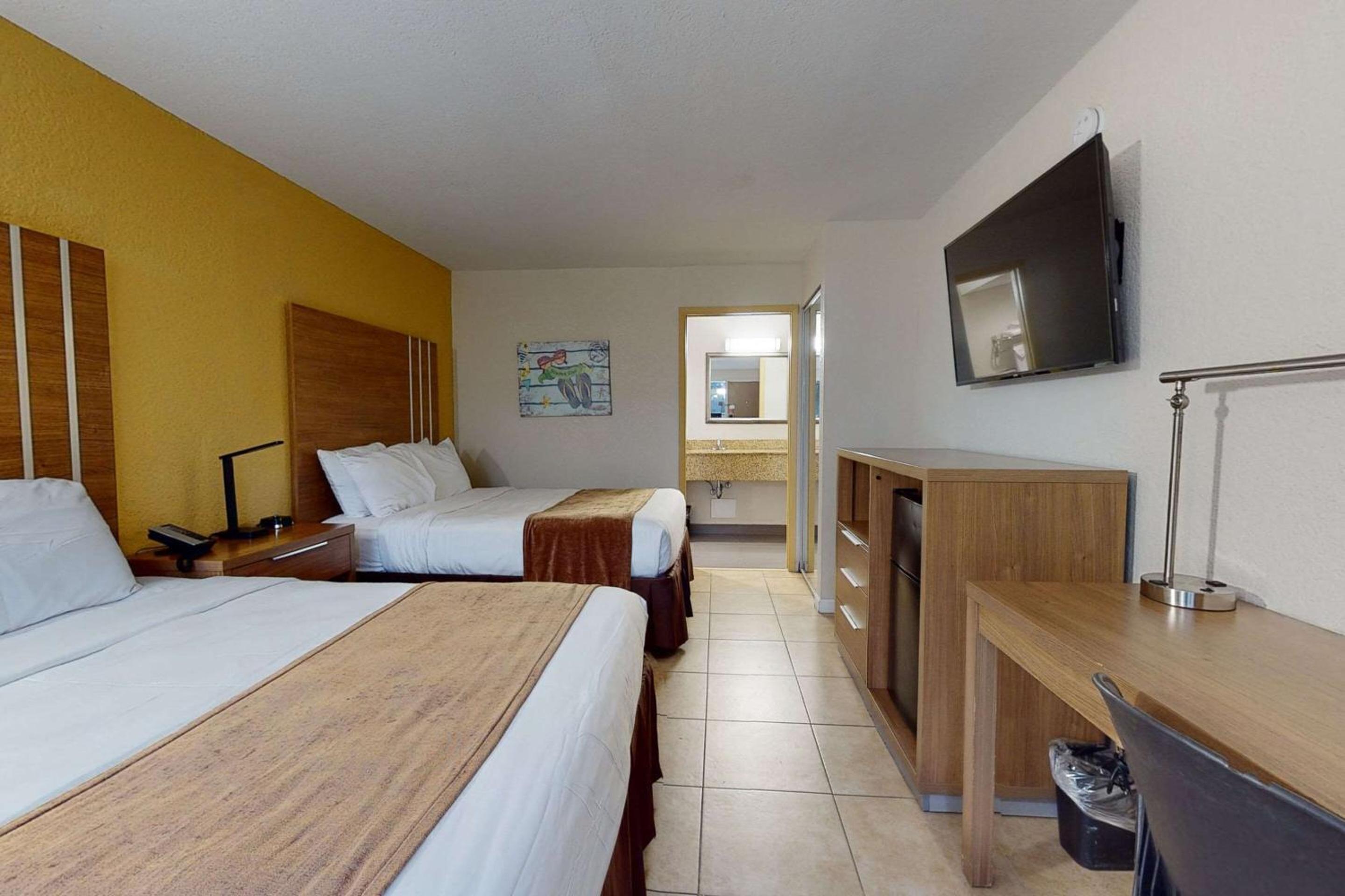 Queen Room with Two Queen Beds and Garden View - Non-Smoking - Photo 2