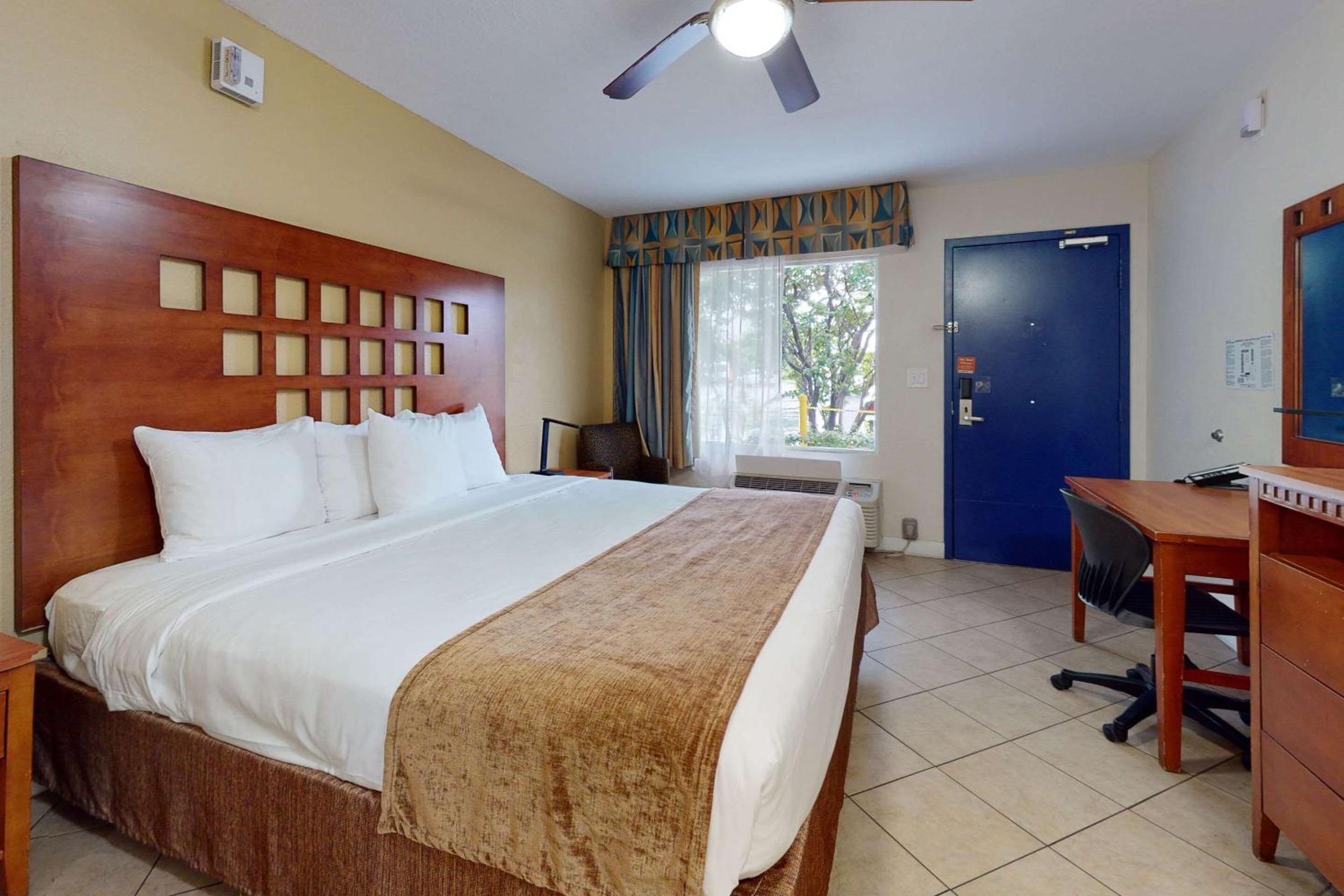 King Room - Non-Smoking - Photo 2