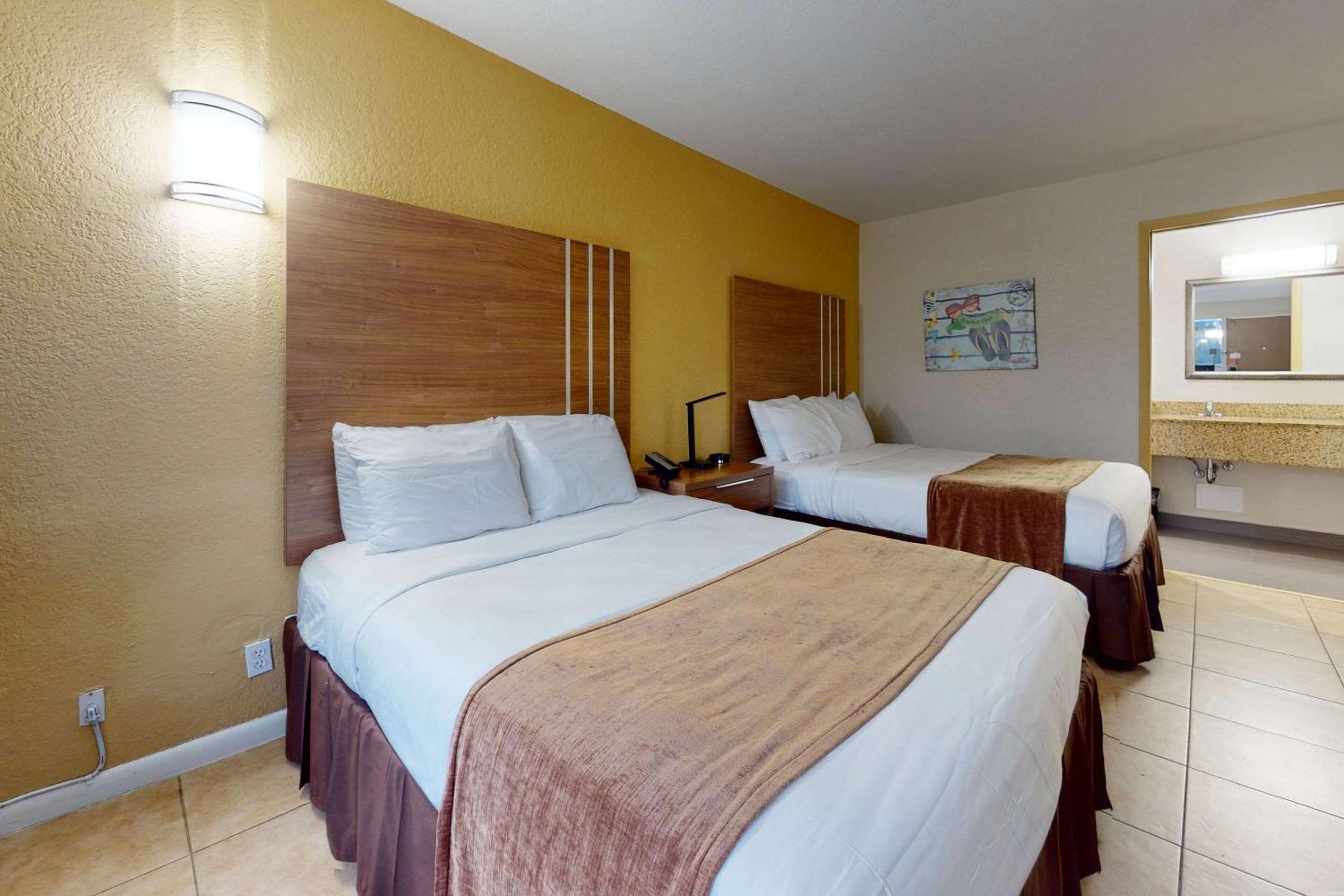 Queen Room with Two Queen Beds and Garden View - Non-Smoking - Photo 4