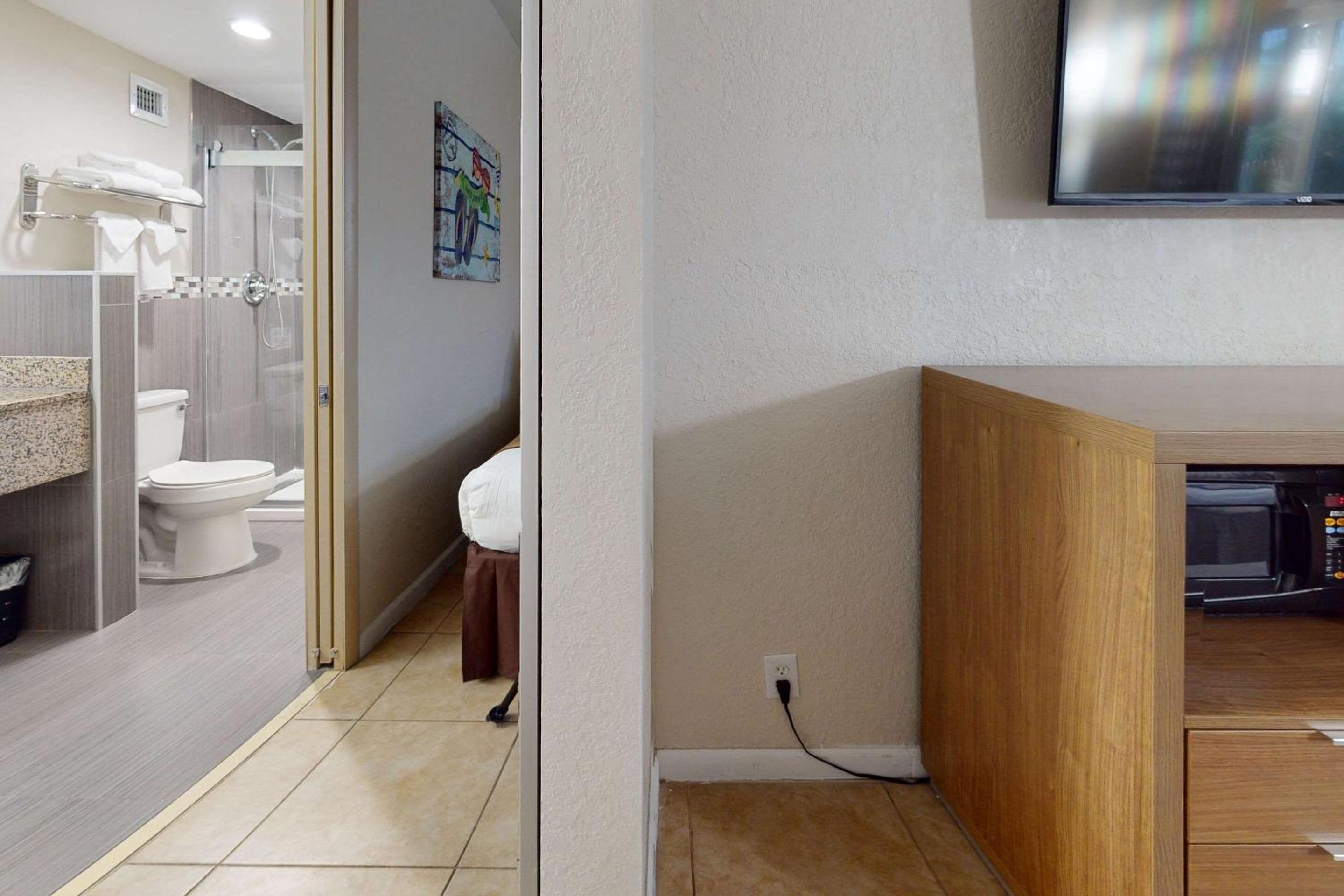 Queen Room with Two Queen Beds and Garden View - Non-Smoking - Photo 1