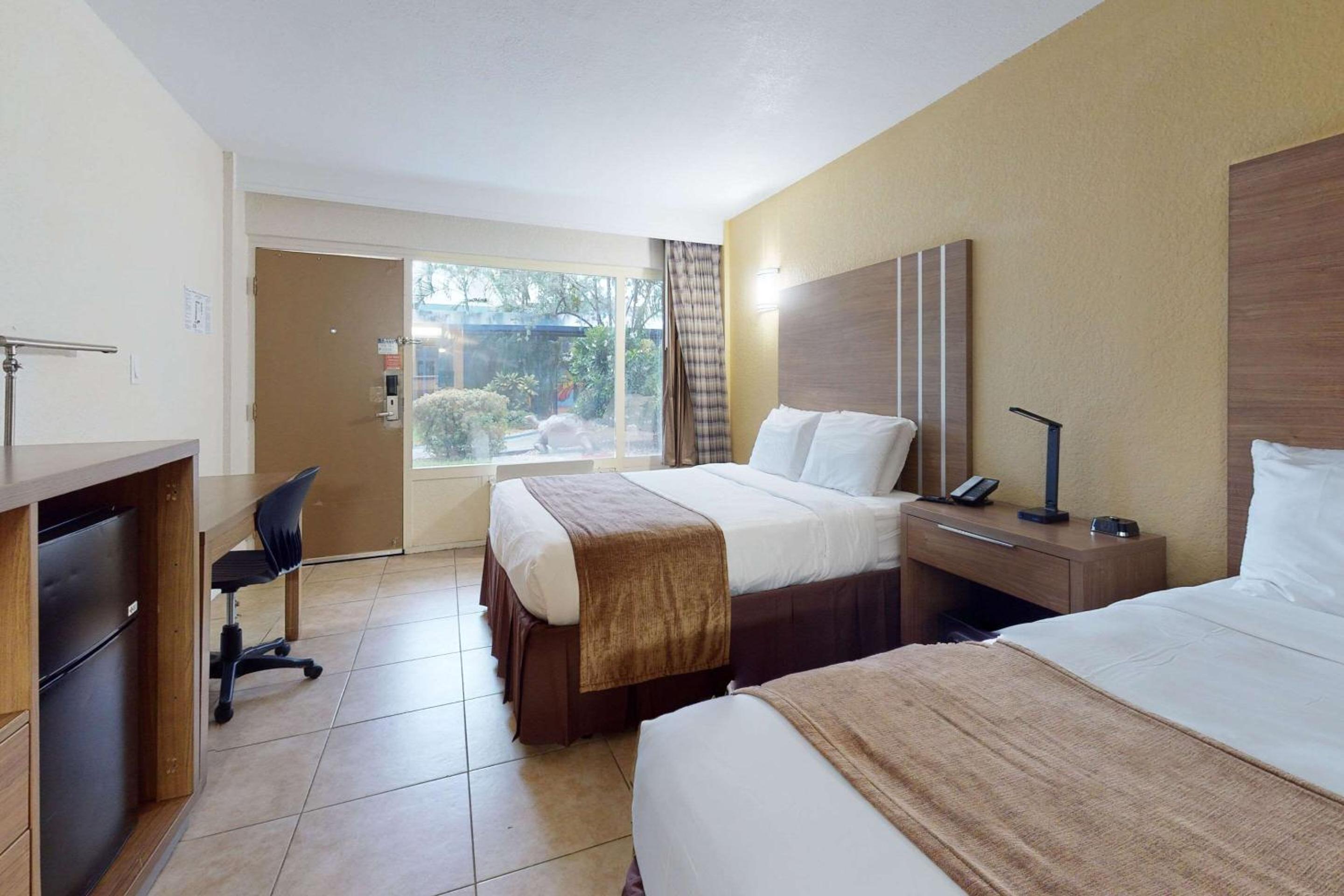 Queen Room with Two Queen Beds and Garden View - Non-Smoking - Photo 3