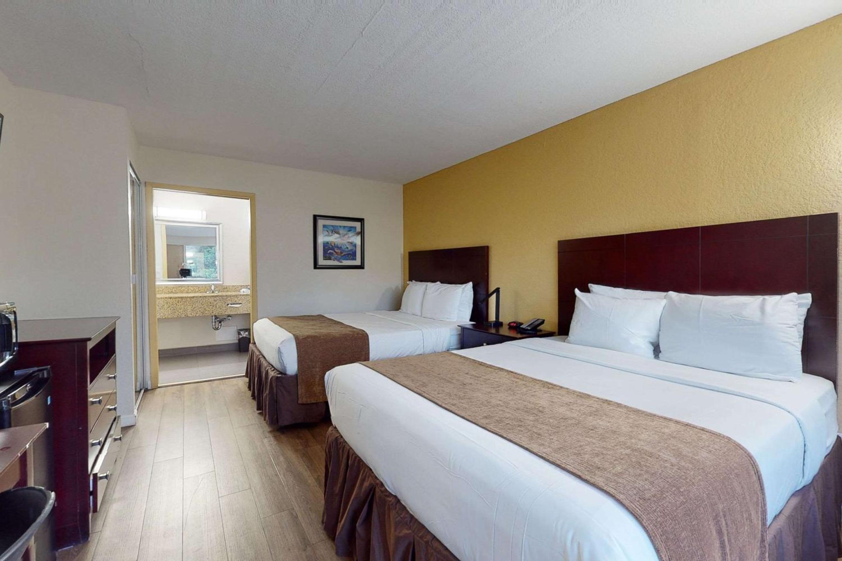 Queen Room with Two Queen Beds with Parking Lot View - Non-Smoking - Photo 1