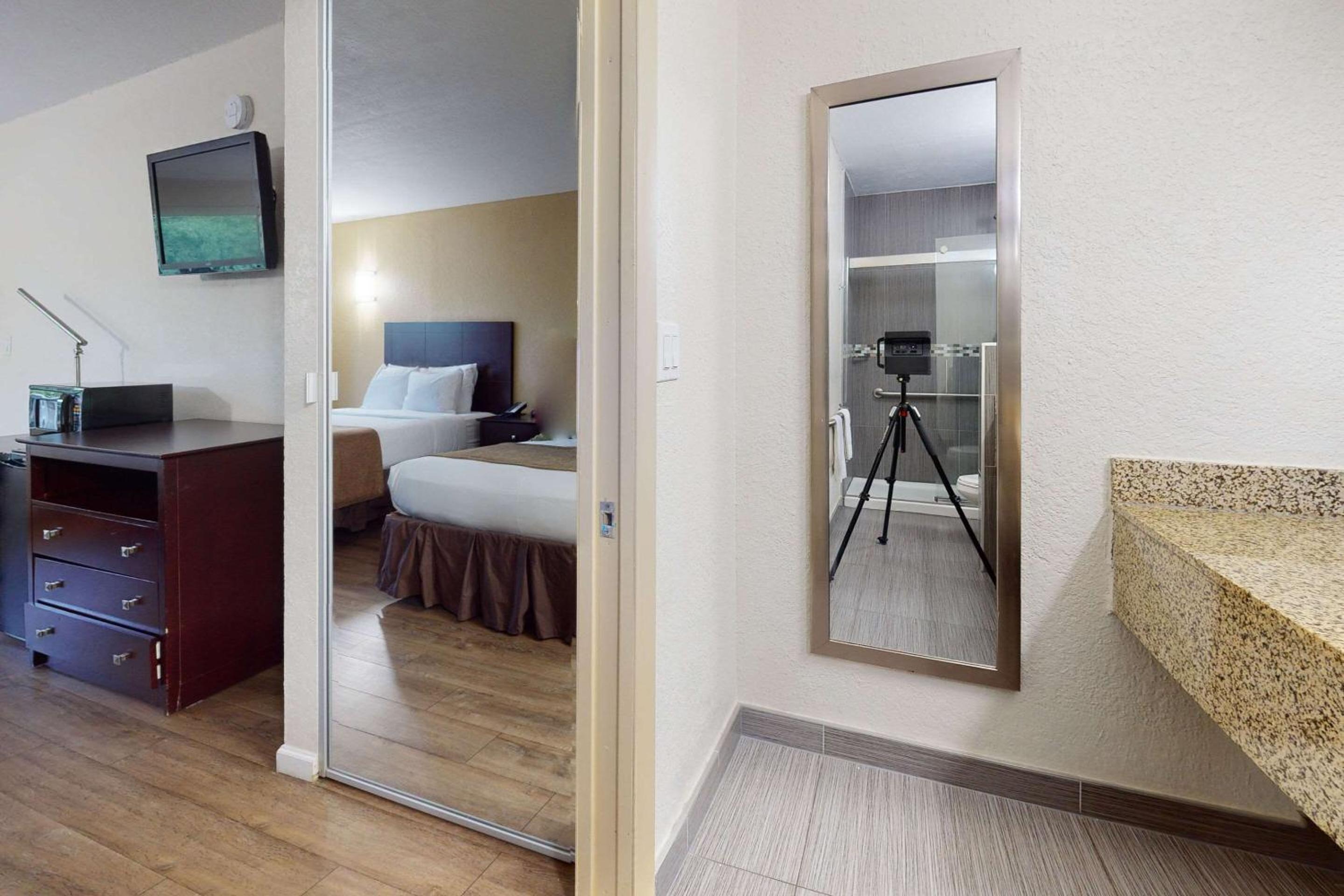 Queen Room with Two Queen Beds with Parking Lot View - Non-Smoking - Photo 2