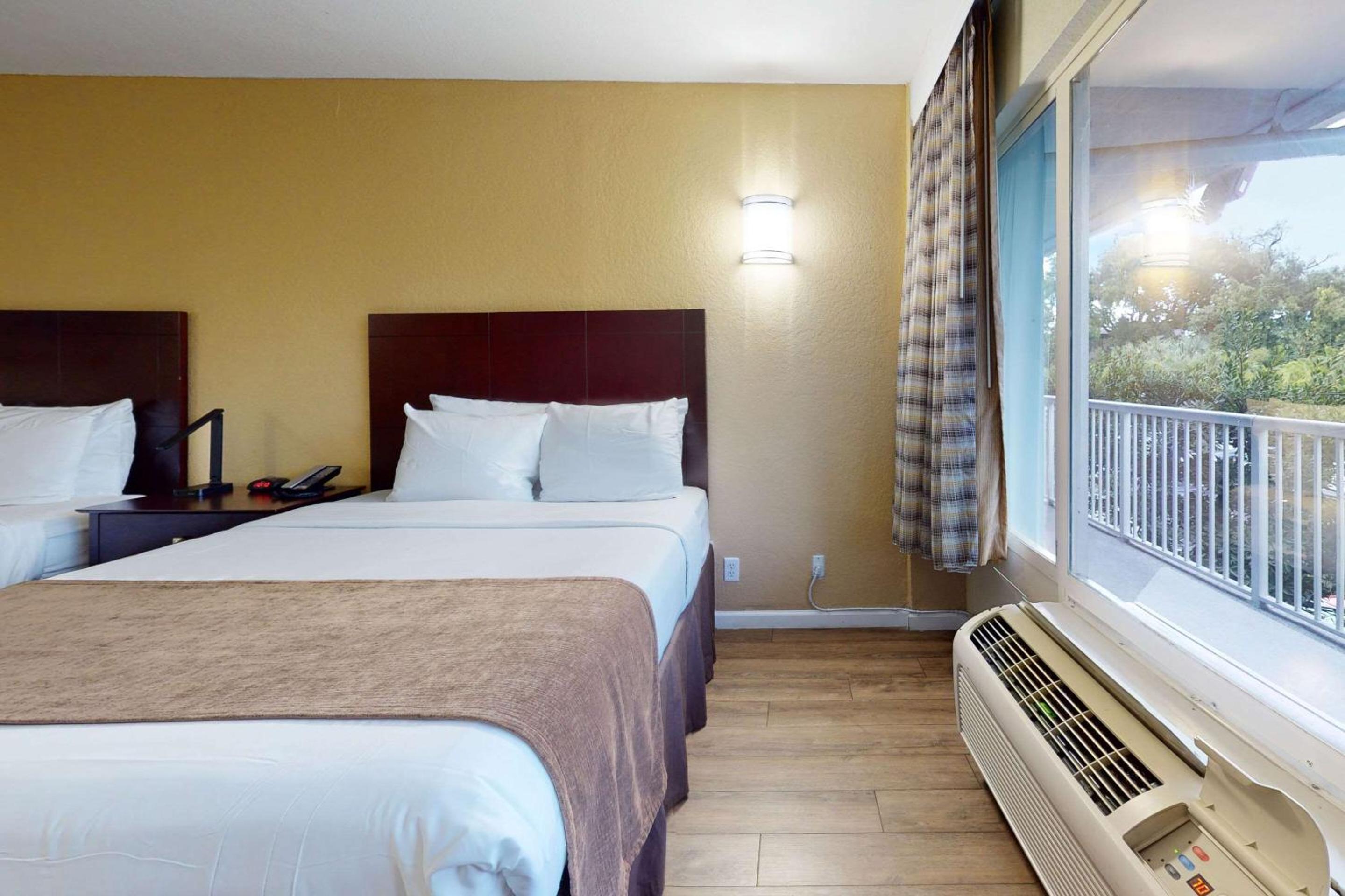 Queen Room with Two Queen Beds with Parking Lot View - Non-Smoking - Photo 4