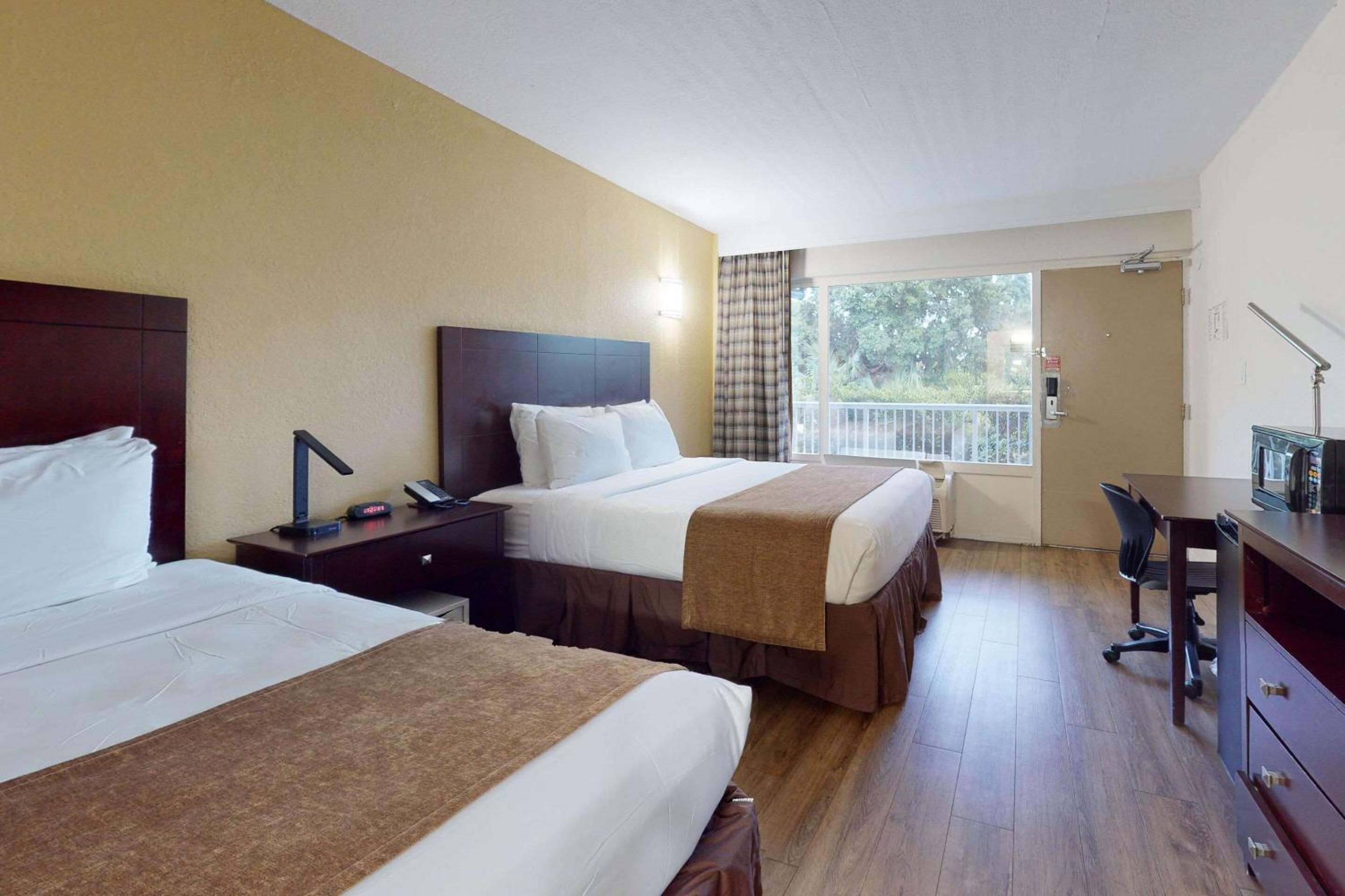 Queen Room with Two Queen Beds with Parking Lot View - Non-Smoking - Photo 3