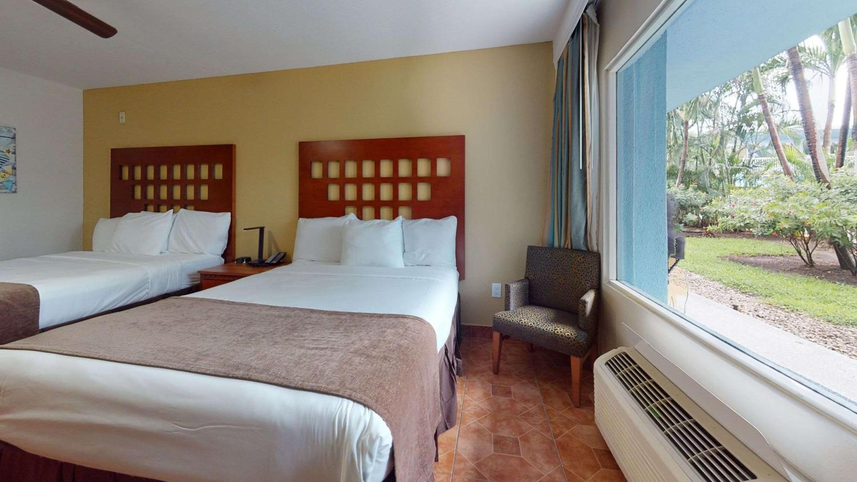 Deluxe Queen Room with Two Queen Beds - Non-Smoking - Photo 4