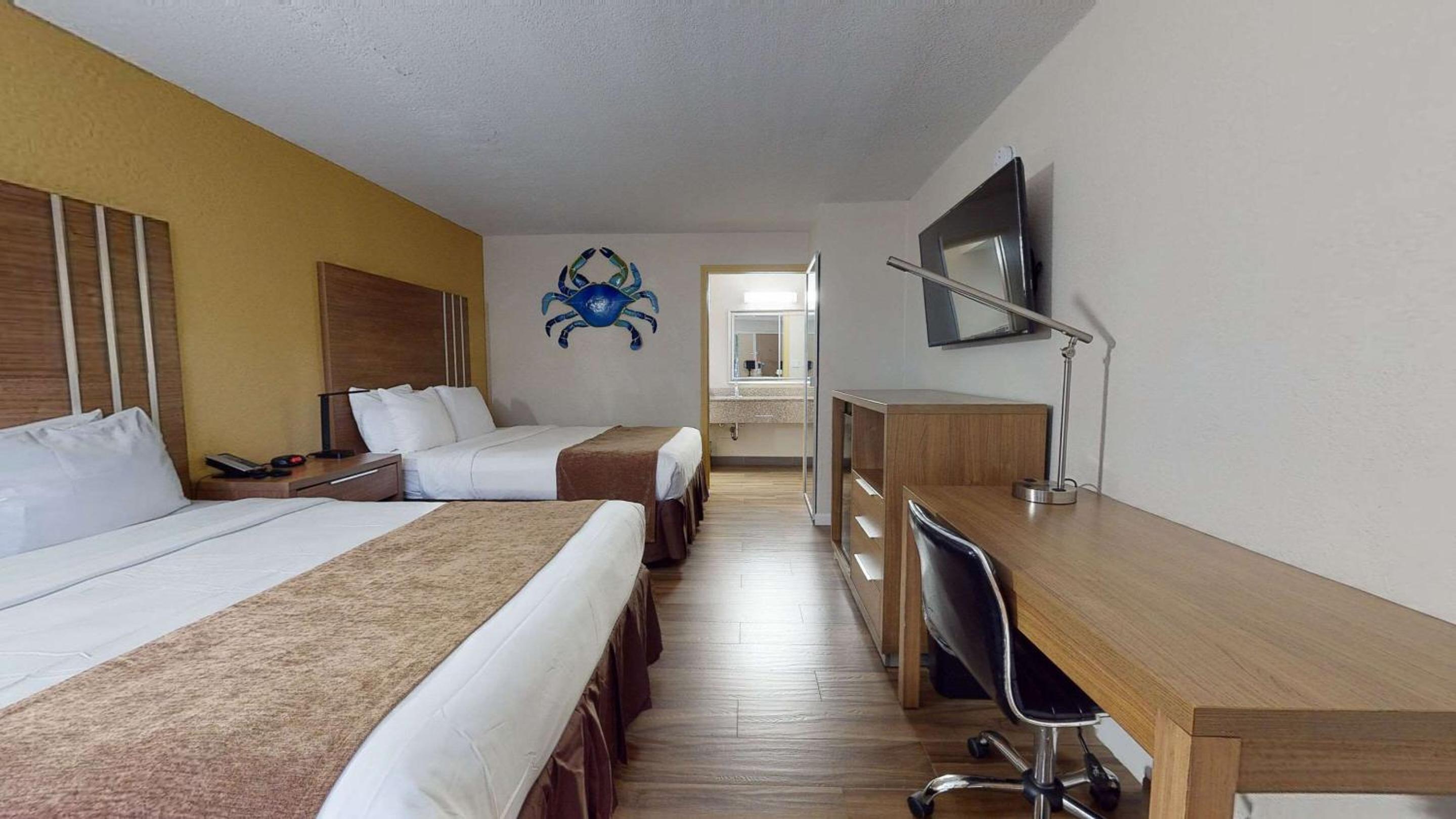 Queen Room with Two Queen Beds - Non Smoking - Photo 2