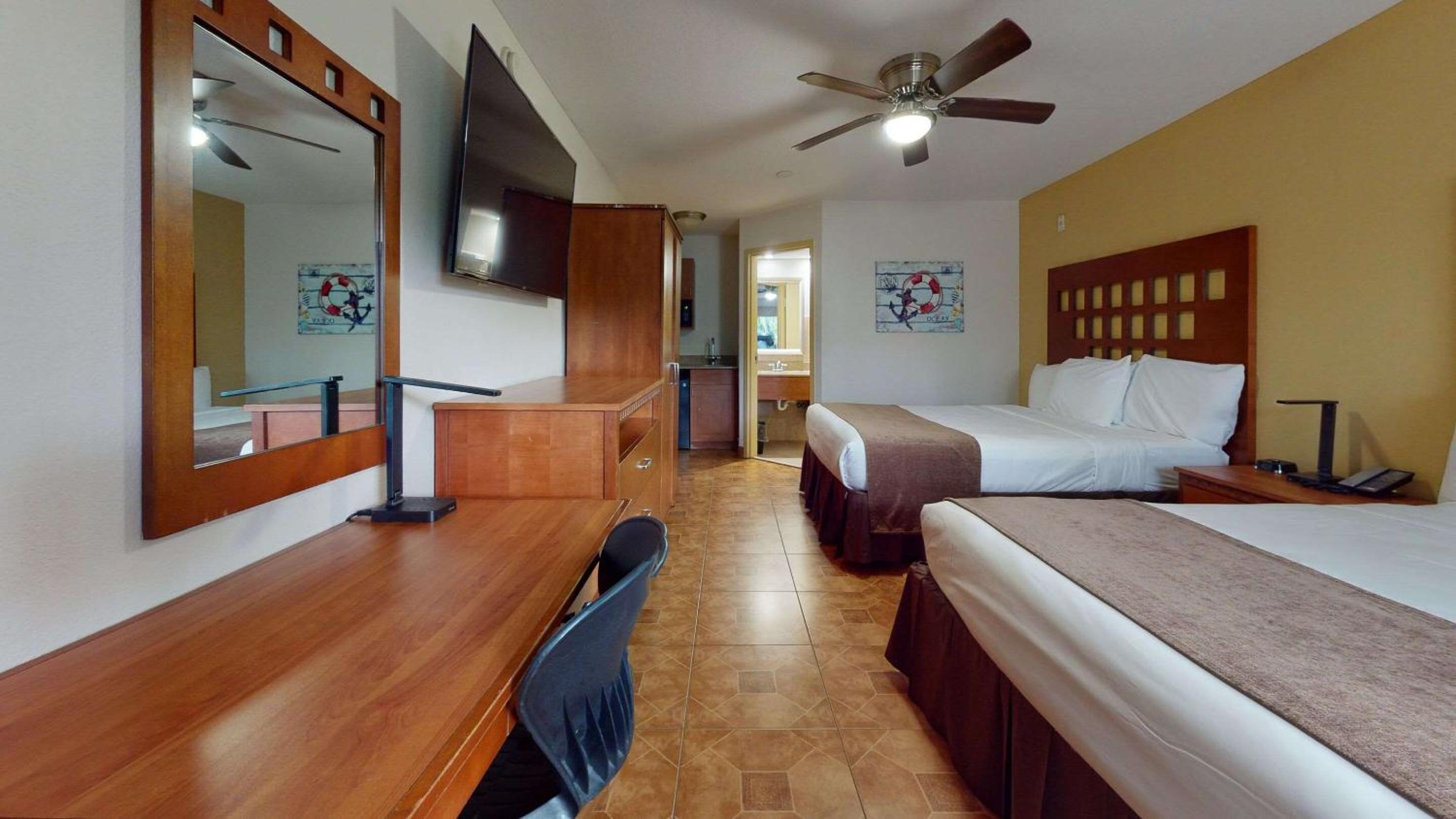 Deluxe Queen Room with Two Queen Beds - Non-Smoking - Photo 5