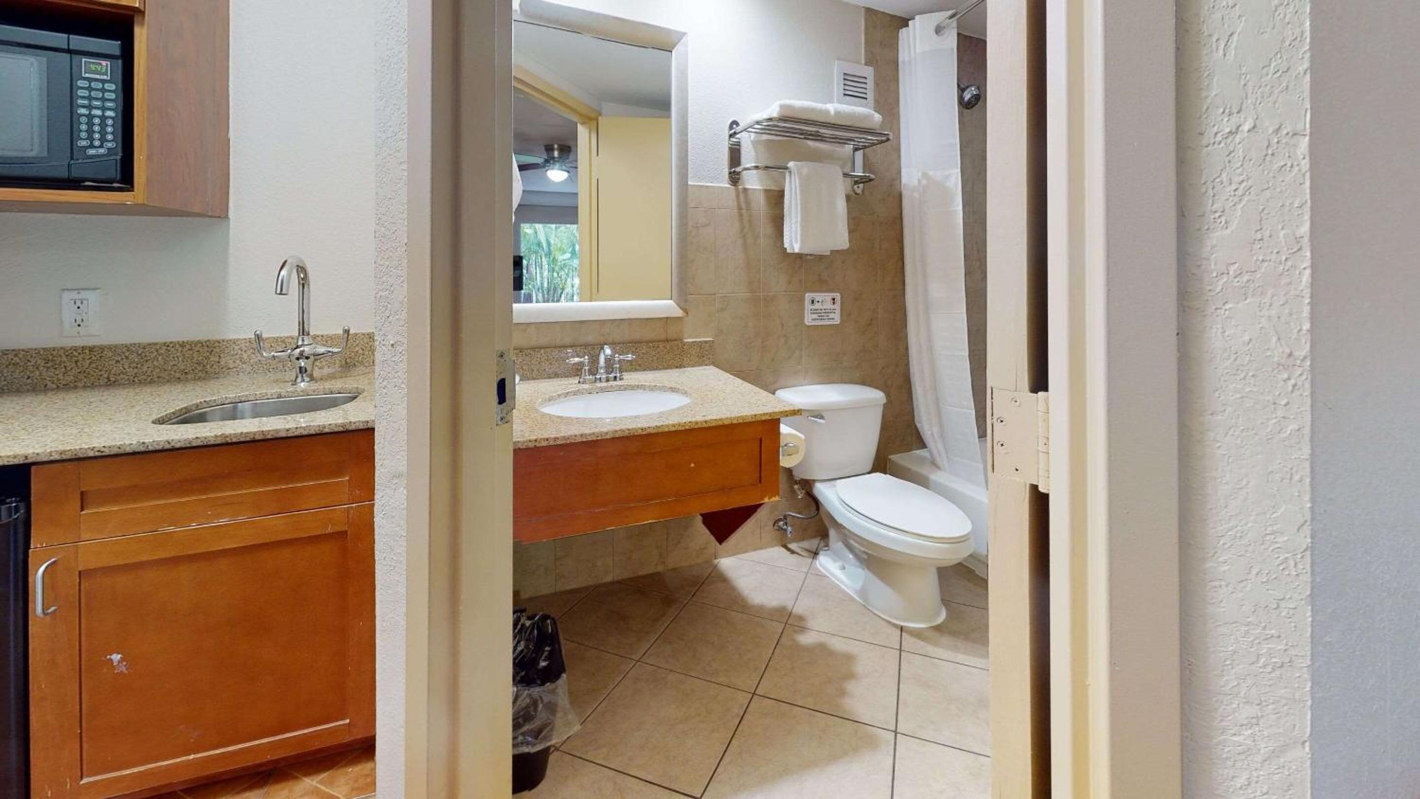 Deluxe Queen Room with Two Queen Beds - Non-Smoking - Photo 6