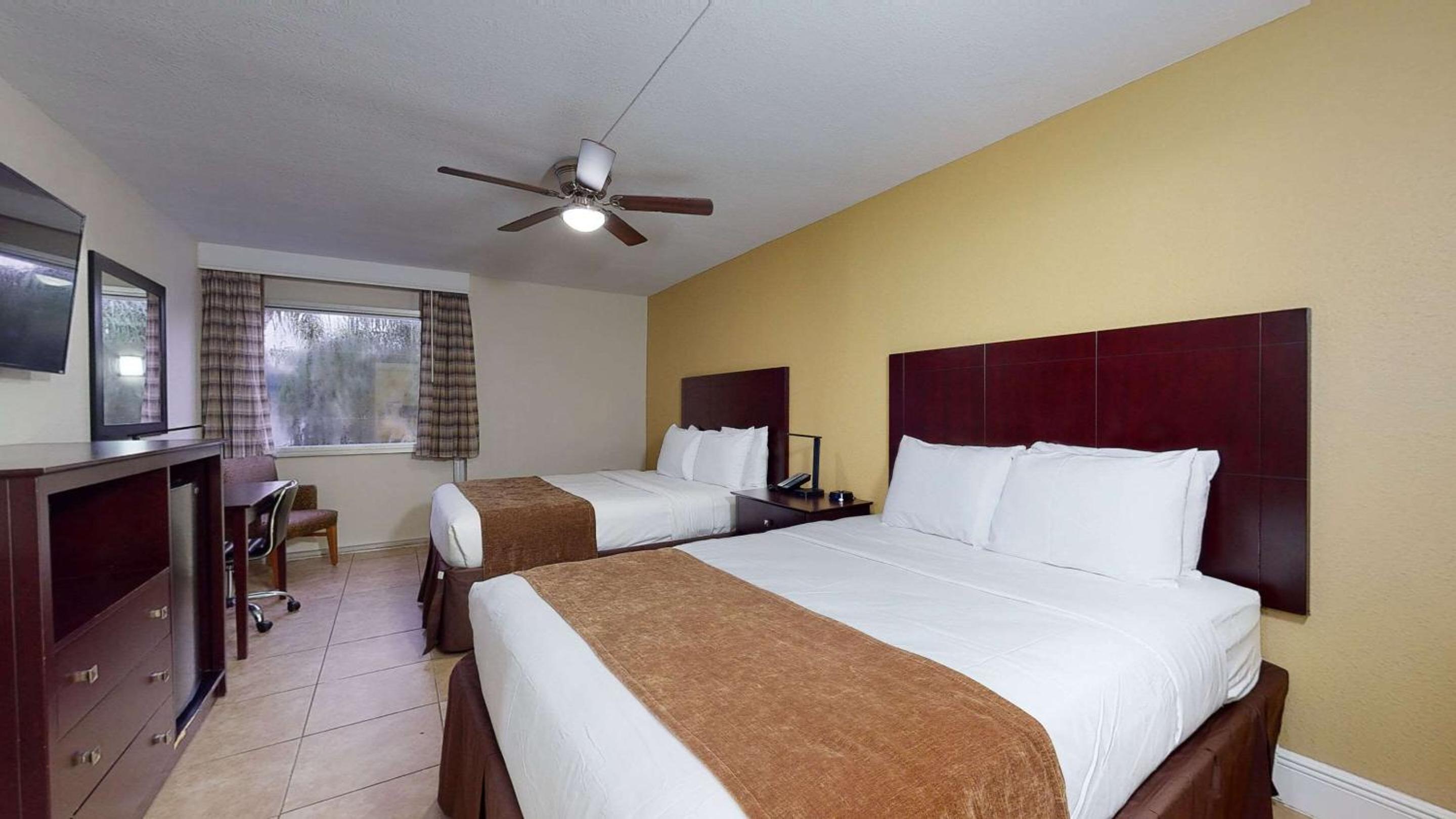 Queen Room with Two Queen Beds - Interior Hall - Non-Smoking - Photo 3