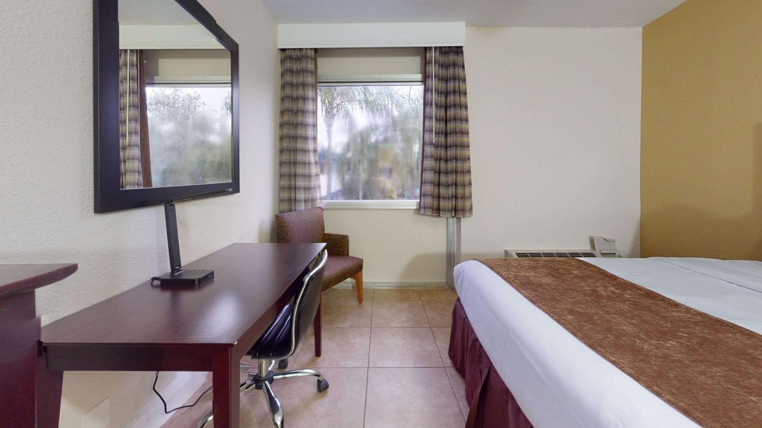 Queen Room with Two Queen Beds - Interior Hall - Non-Smoking - Photo 4