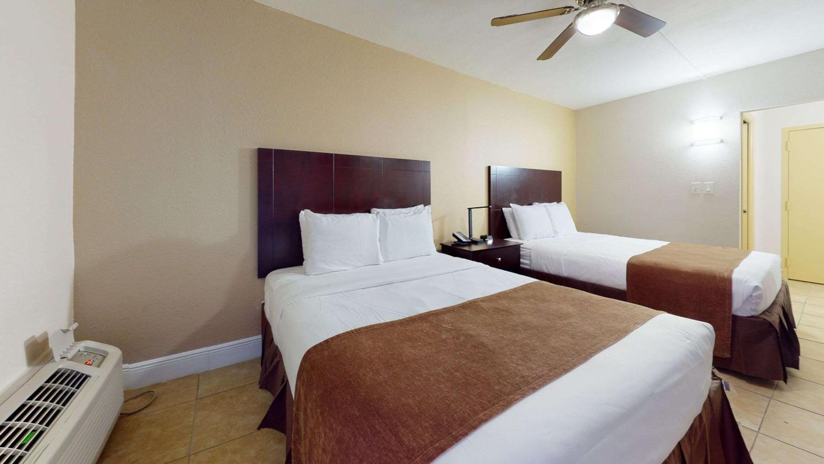 Queen Room with Two Queen Beds - Interior Hall - Non-Smoking - Photo 5