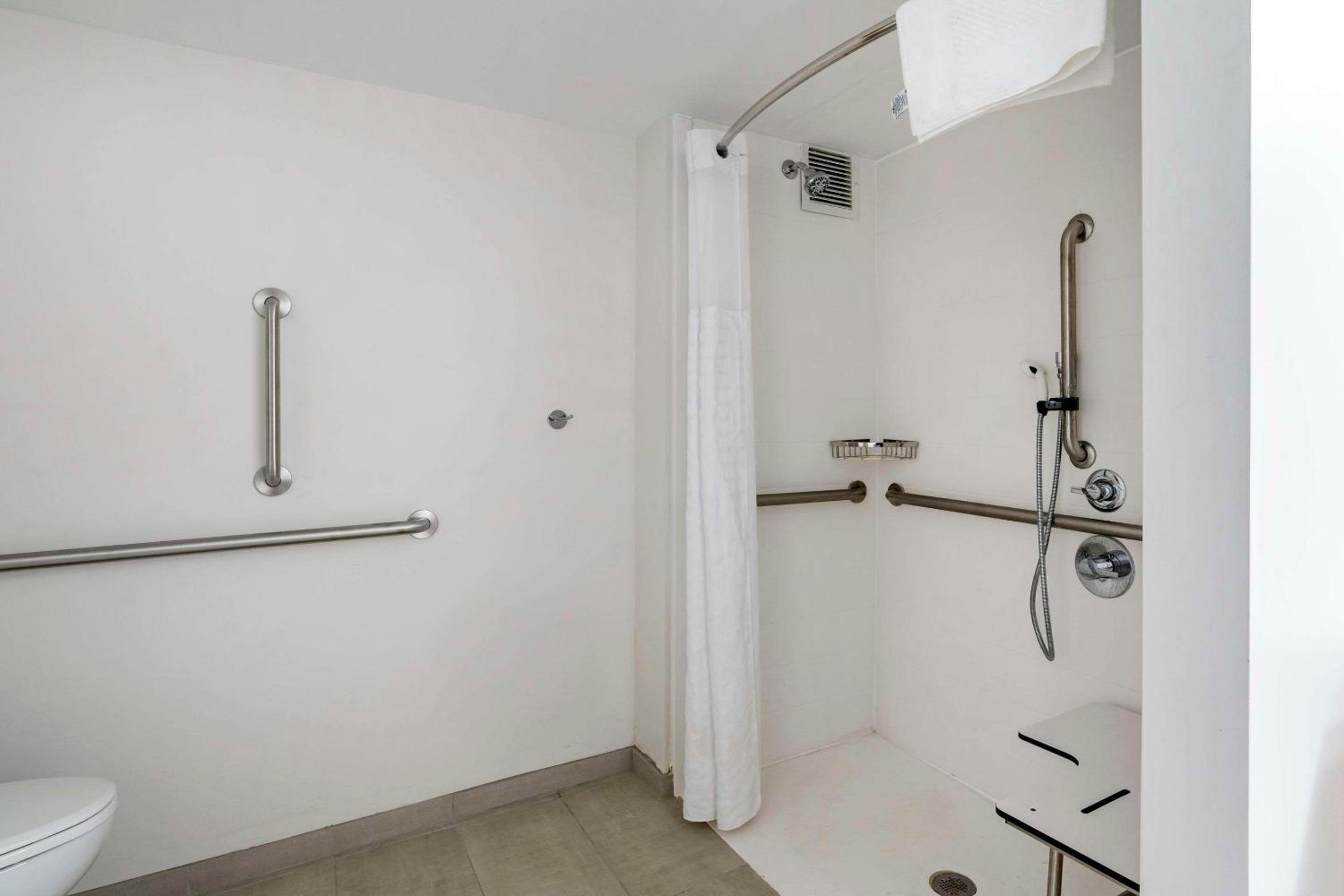 Accessible Efficiency Suite with Two Double Beds - Non Smoking - Photo 3