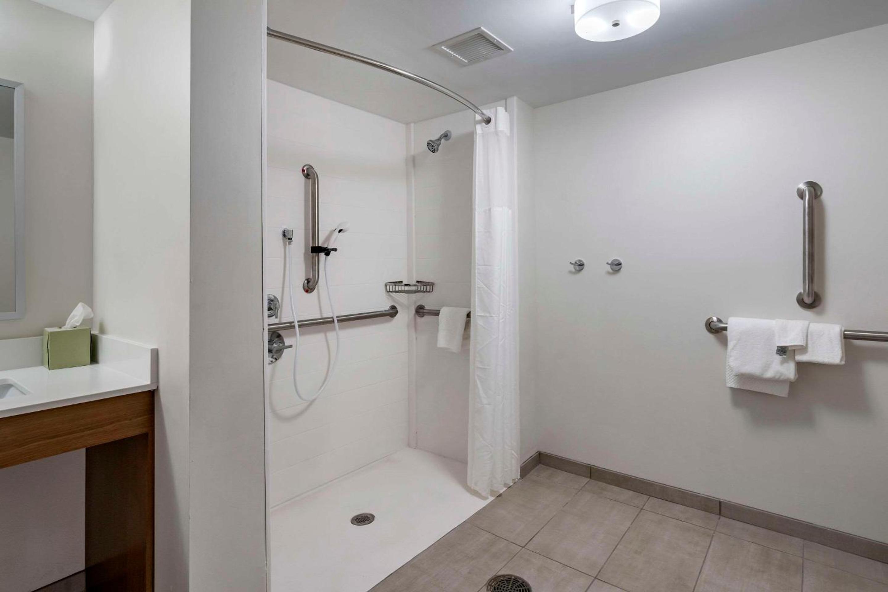 Accessible Efficiency Suite with Two Double Beds - Non Smoking - Photo 2