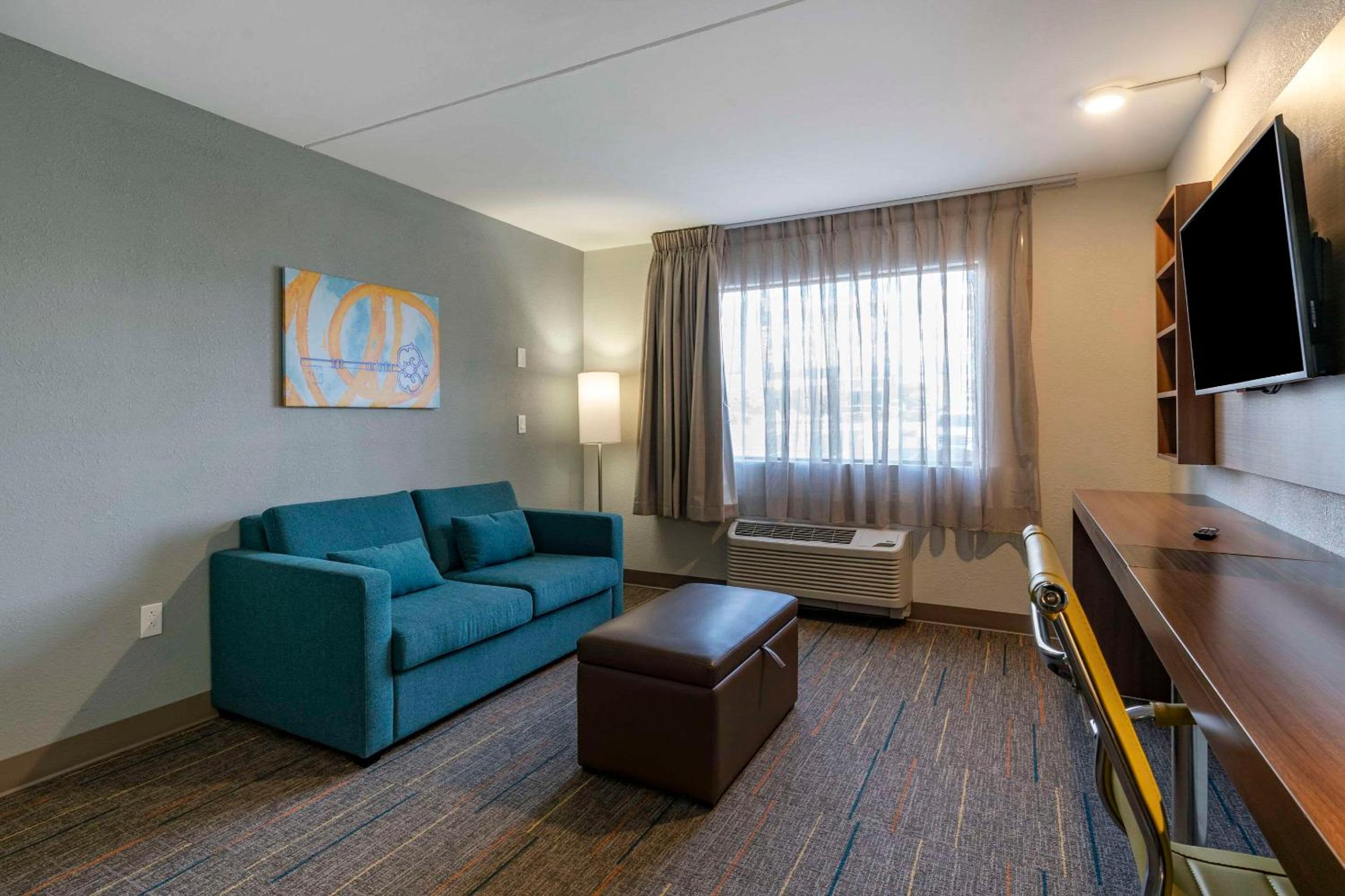 Efficiency King Suite - Accessible/Non Smoking photo 2