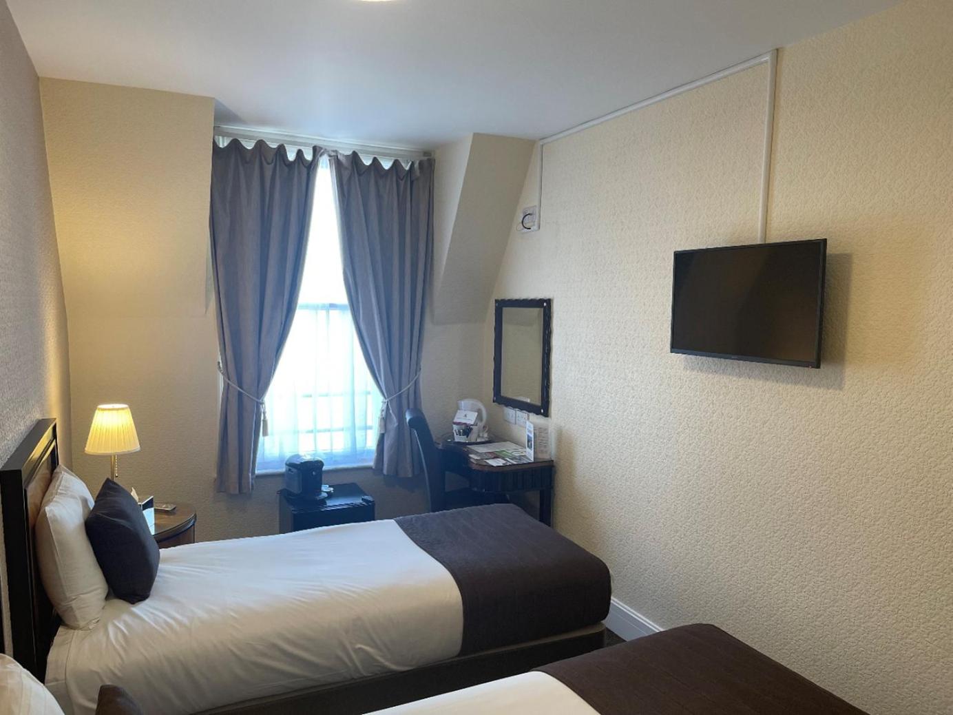 Standard Twin Room - Photo 1
