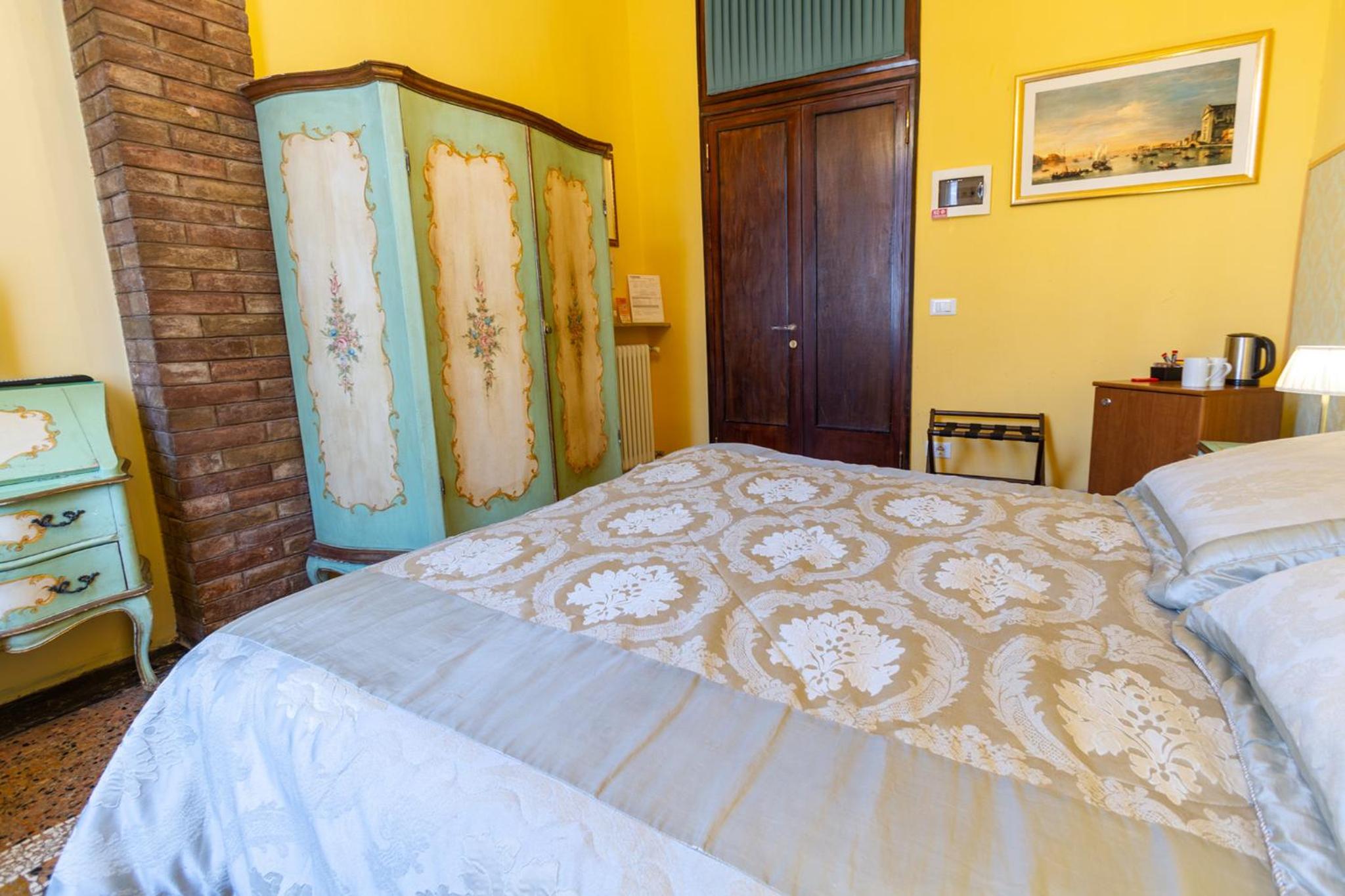 Double Room with Shared Bathroom photo 2