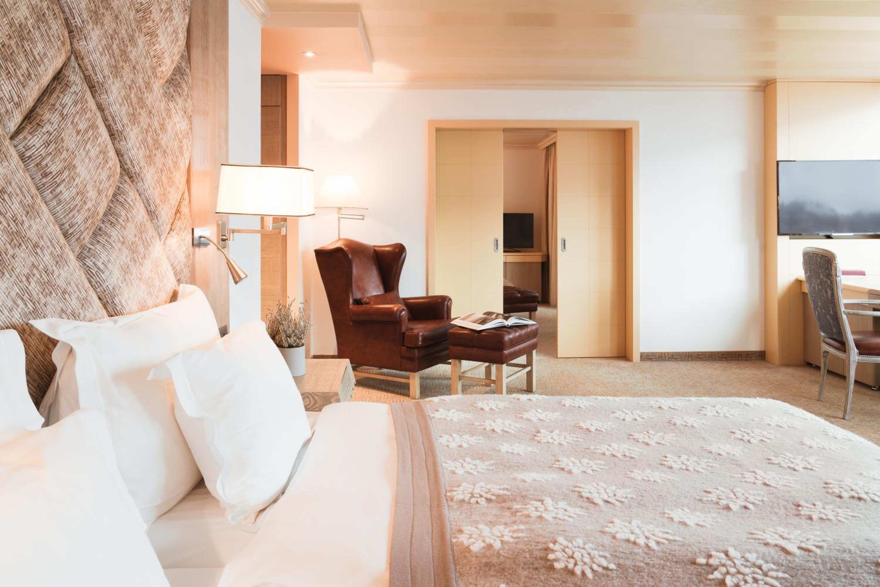 Suite South Facing - Photo 2