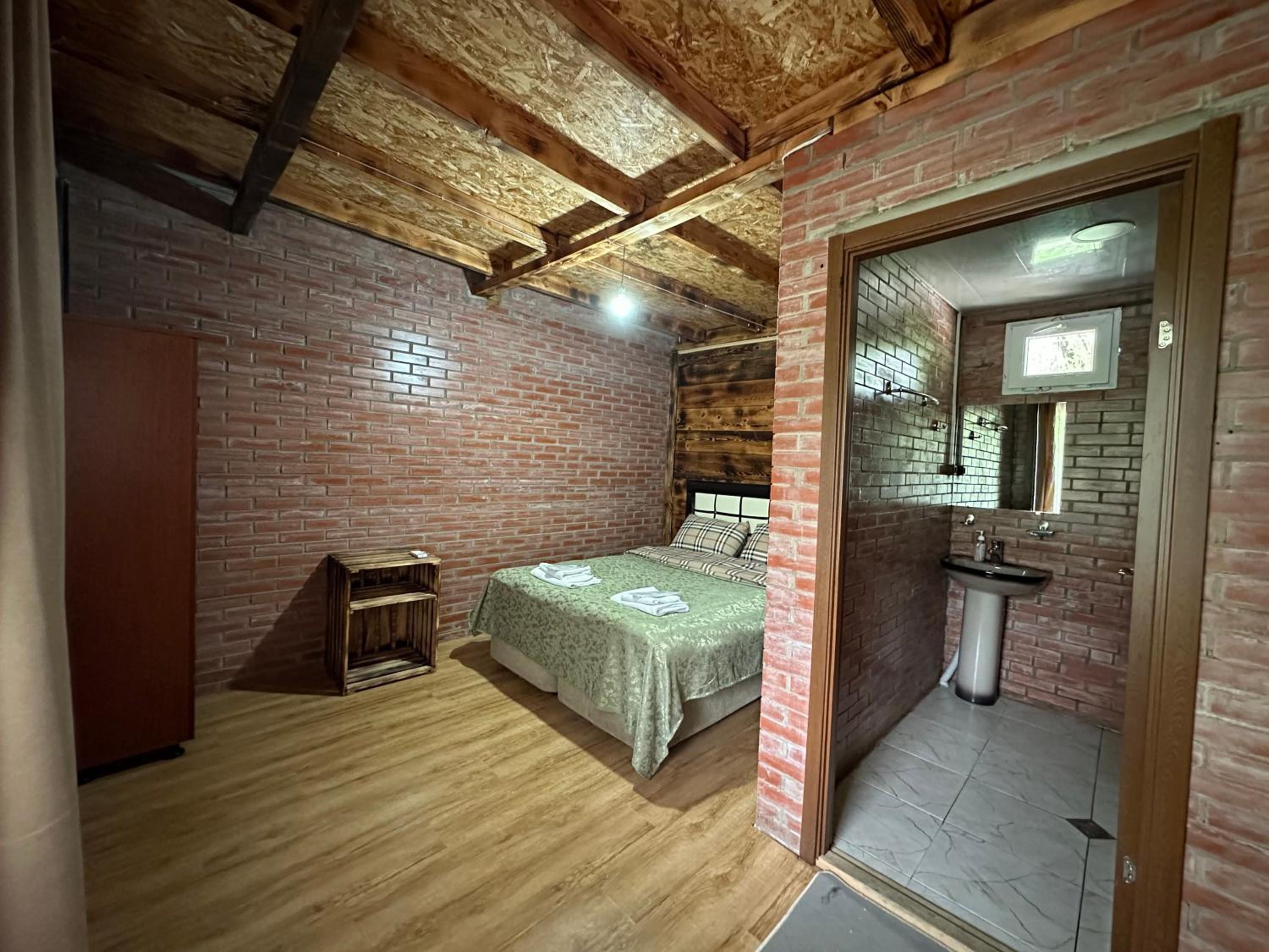 Double Room with Private Bathroom - Photo 8