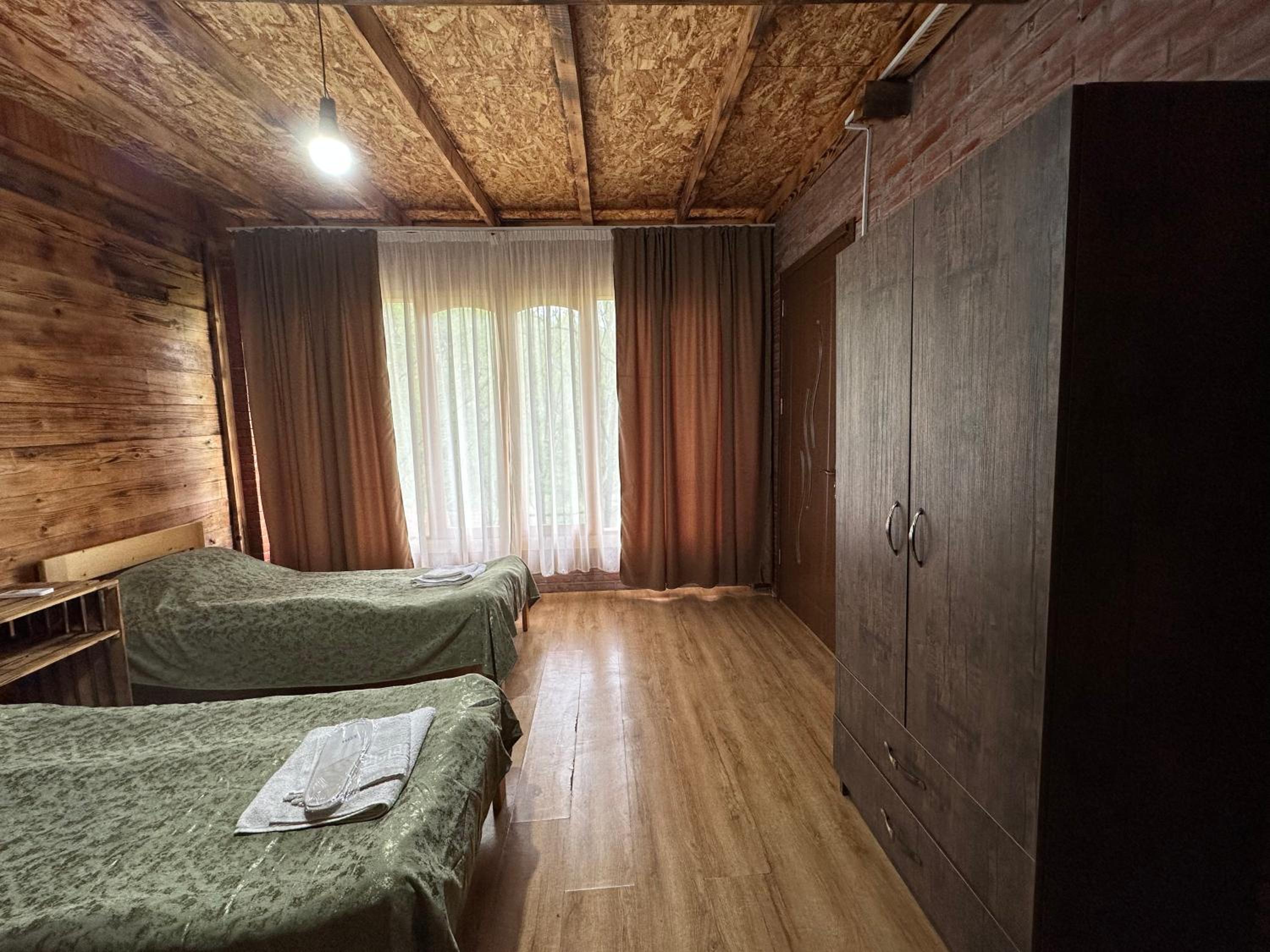 Quadruple Room with Private Bathroom - Photo 13