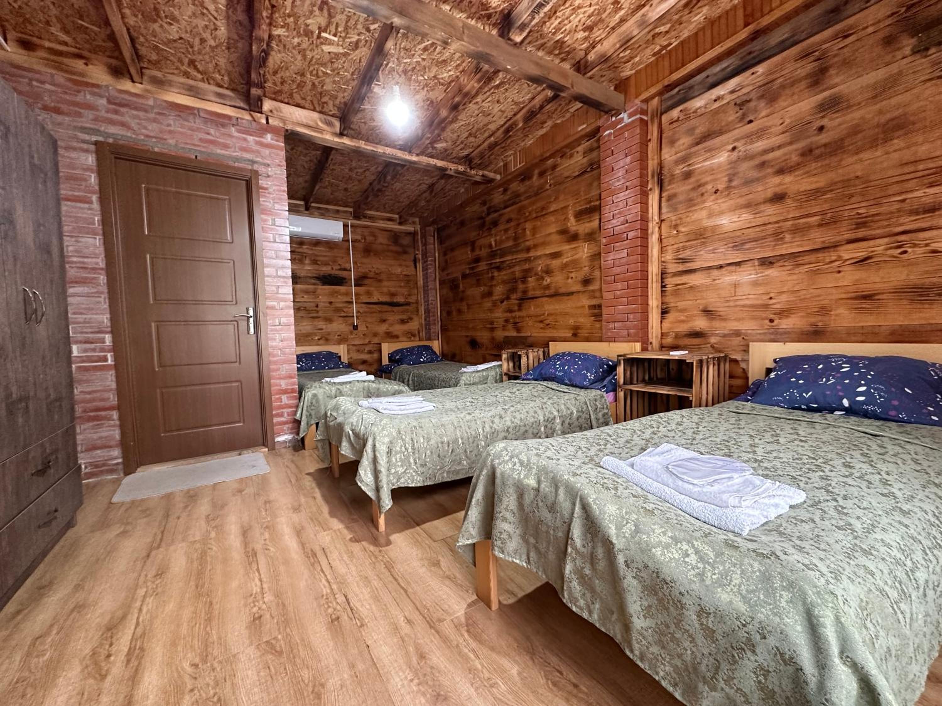 Quadruple Room with Private Bathroom - Photo 2