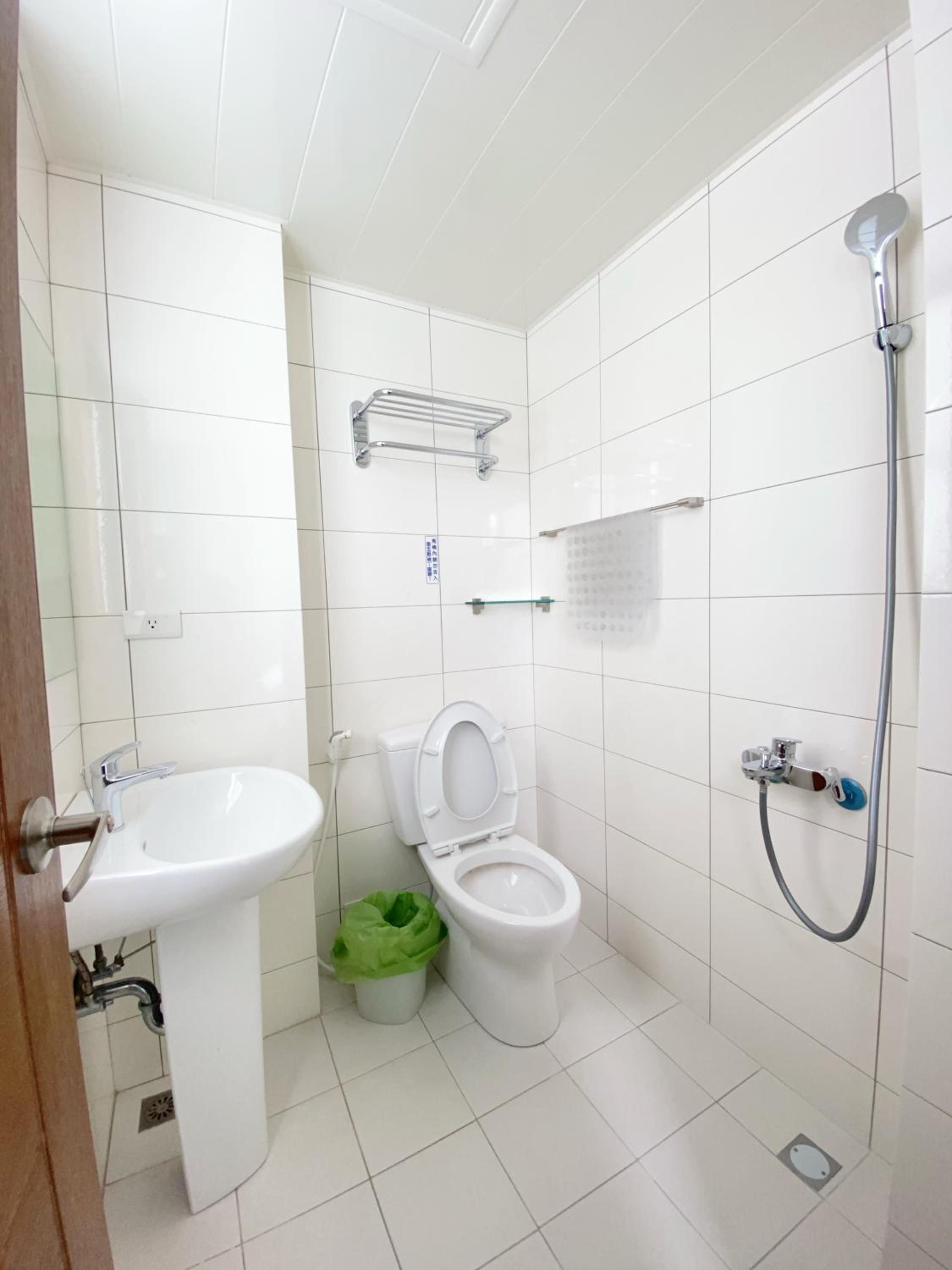 Standard Twin Room - Photo 4