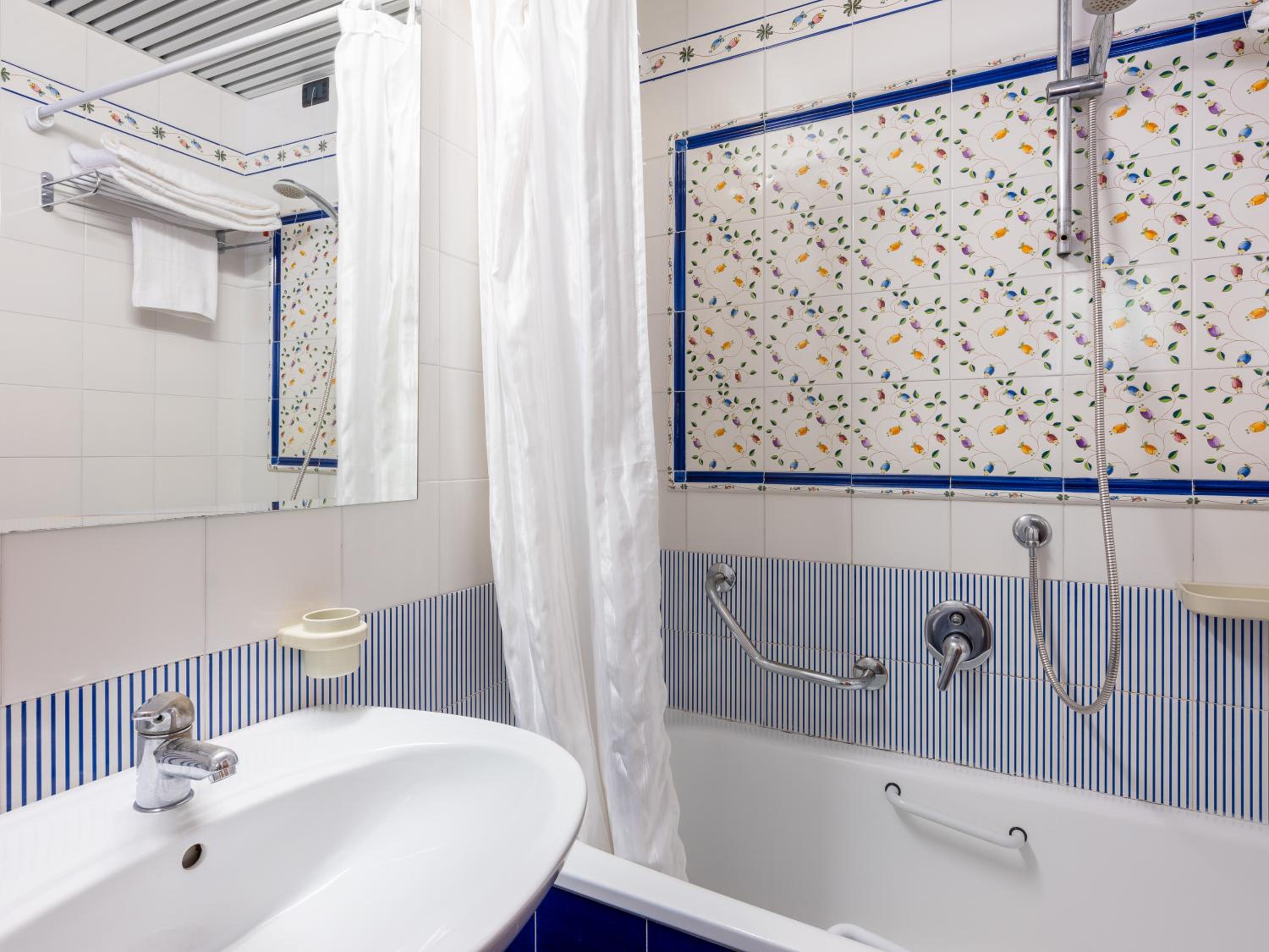 Deluxe Double or Twin Room with Lake View - Photo 5