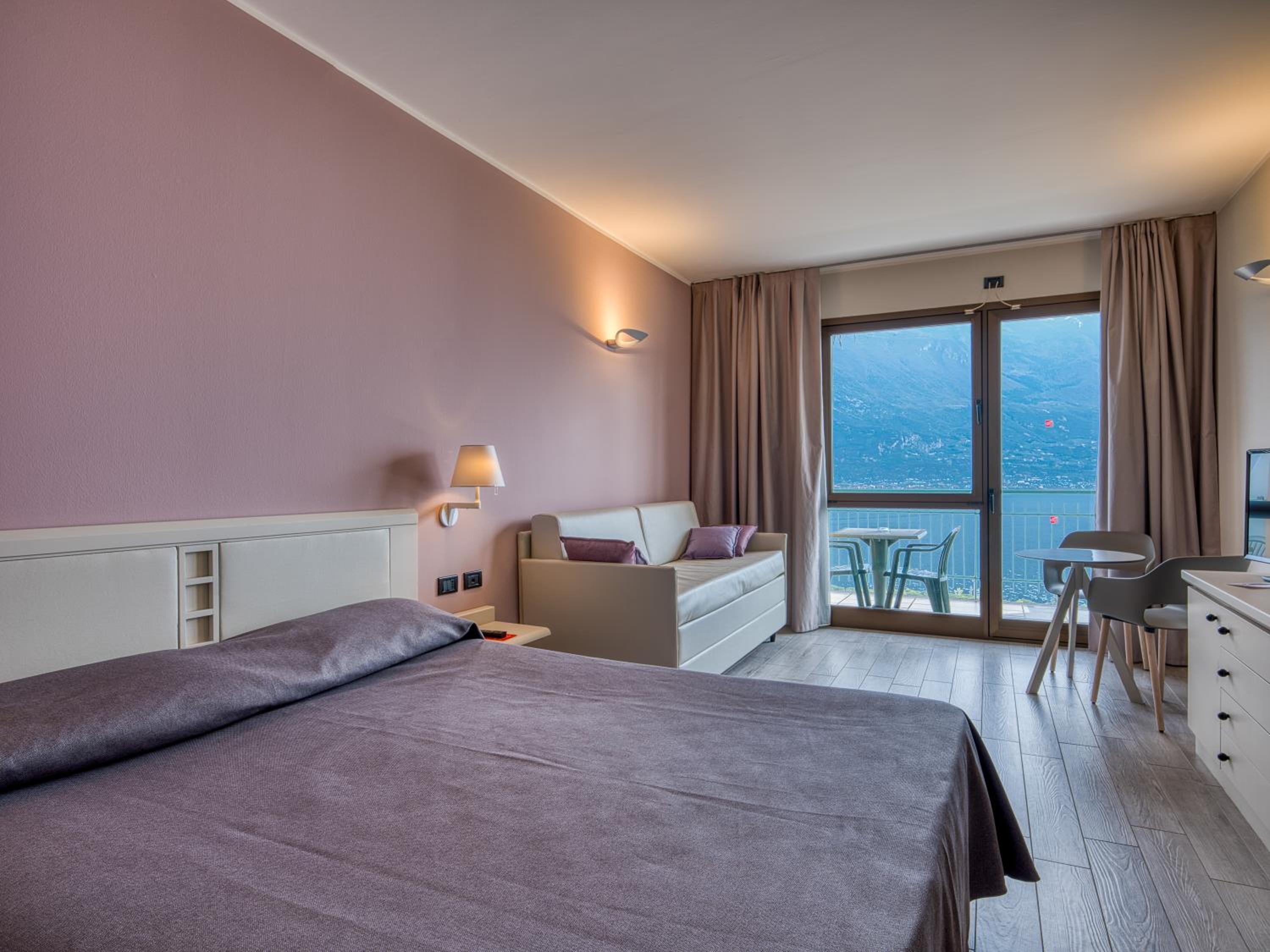 Deluxe Double or Twin Room with Lake View - Photo 10