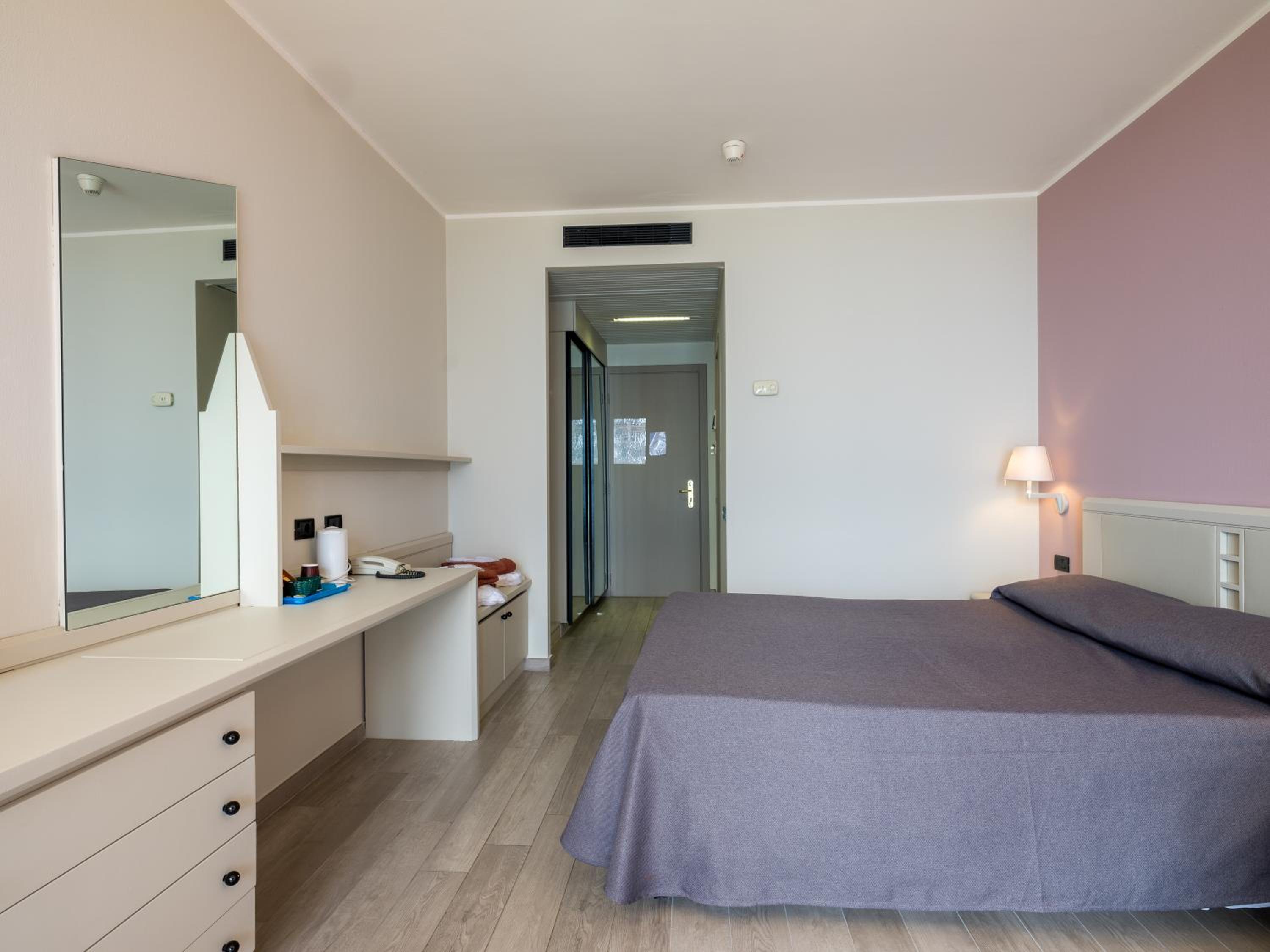 Deluxe Double or Twin Room with Lake View - Photo 1