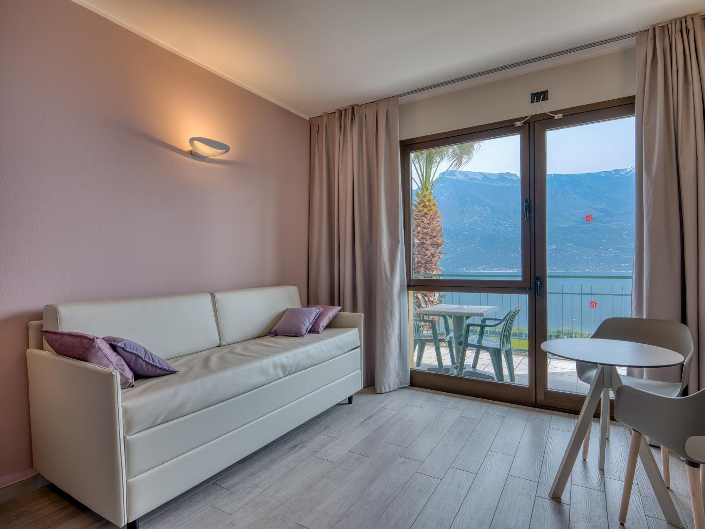 Deluxe Double or Twin Room with Lake View - Photo 9