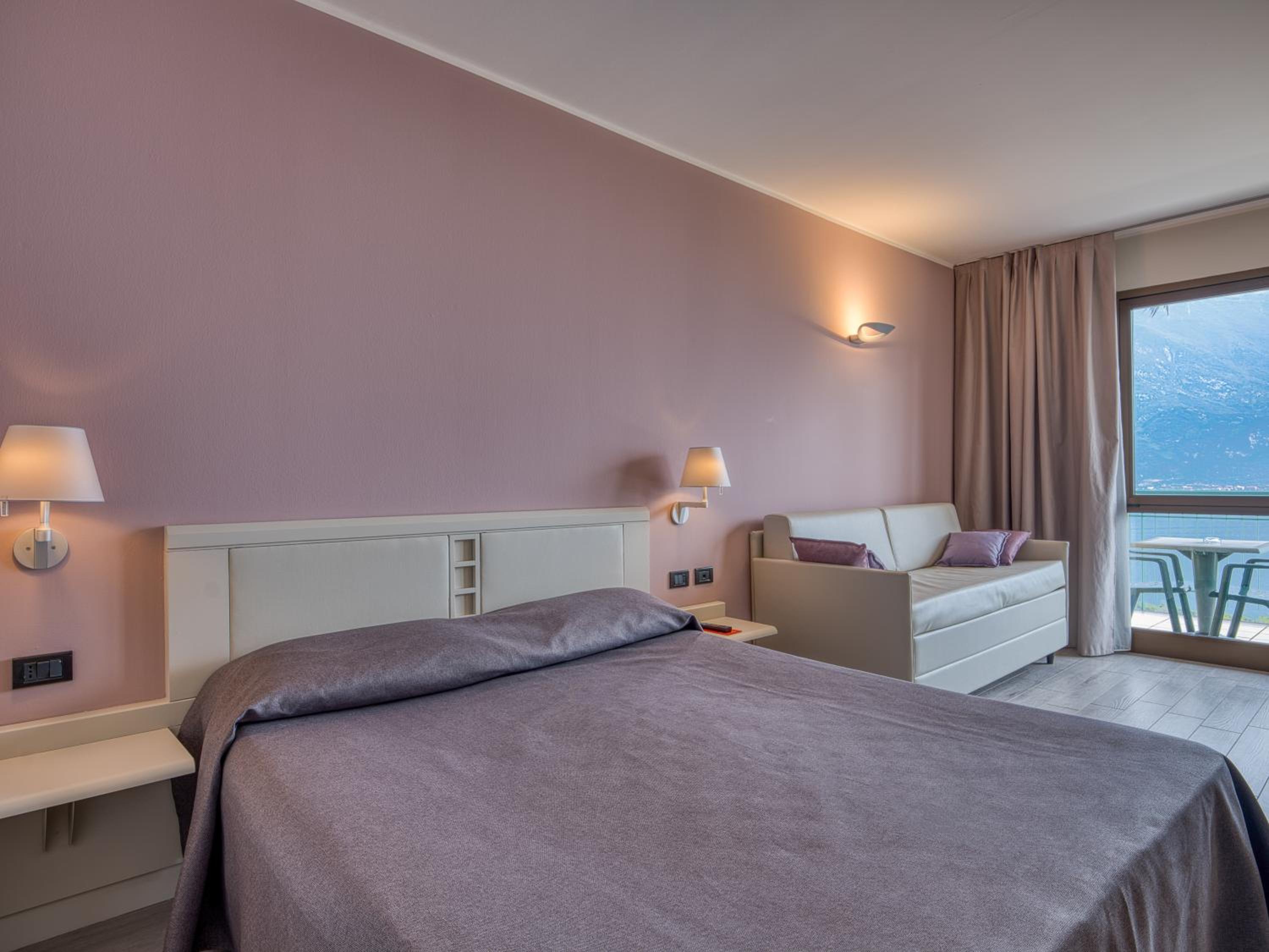 Deluxe Double or Twin Room with Lake View - Photo 6