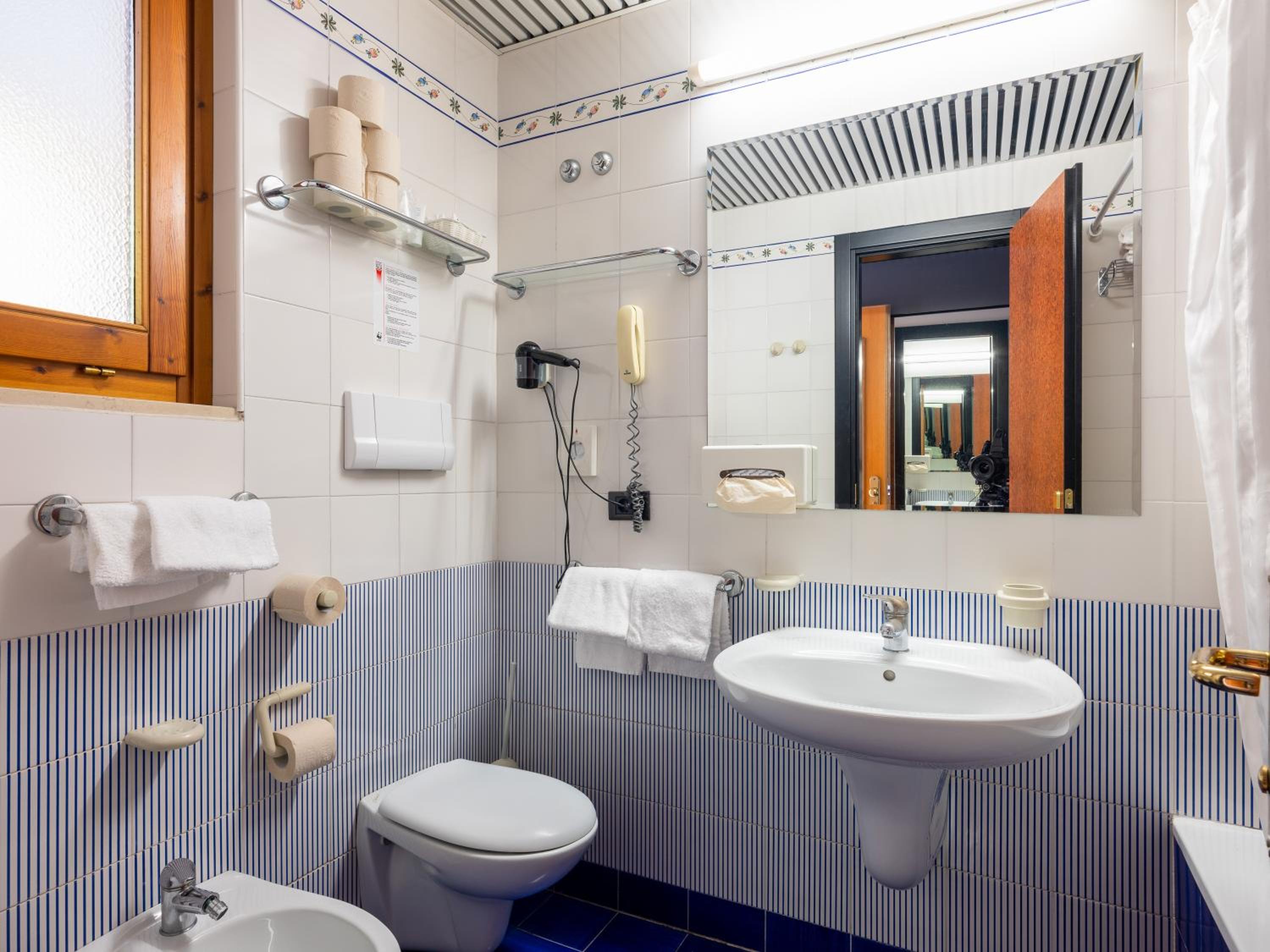 Deluxe Double or Twin Room with Lake View - Photo 8