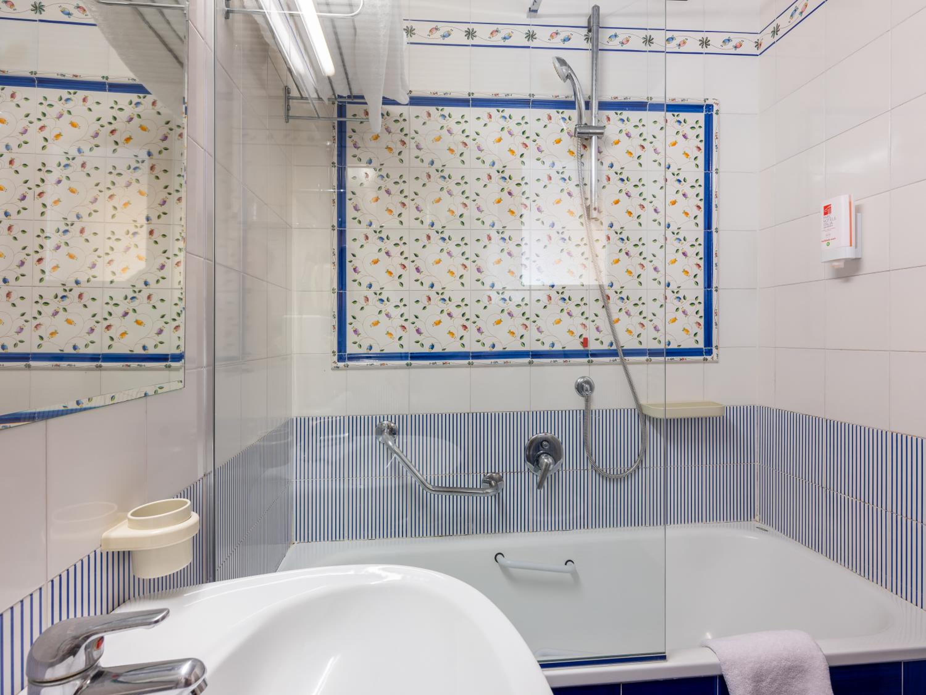 Deluxe Double or Twin Room with Lake View - Photo 7