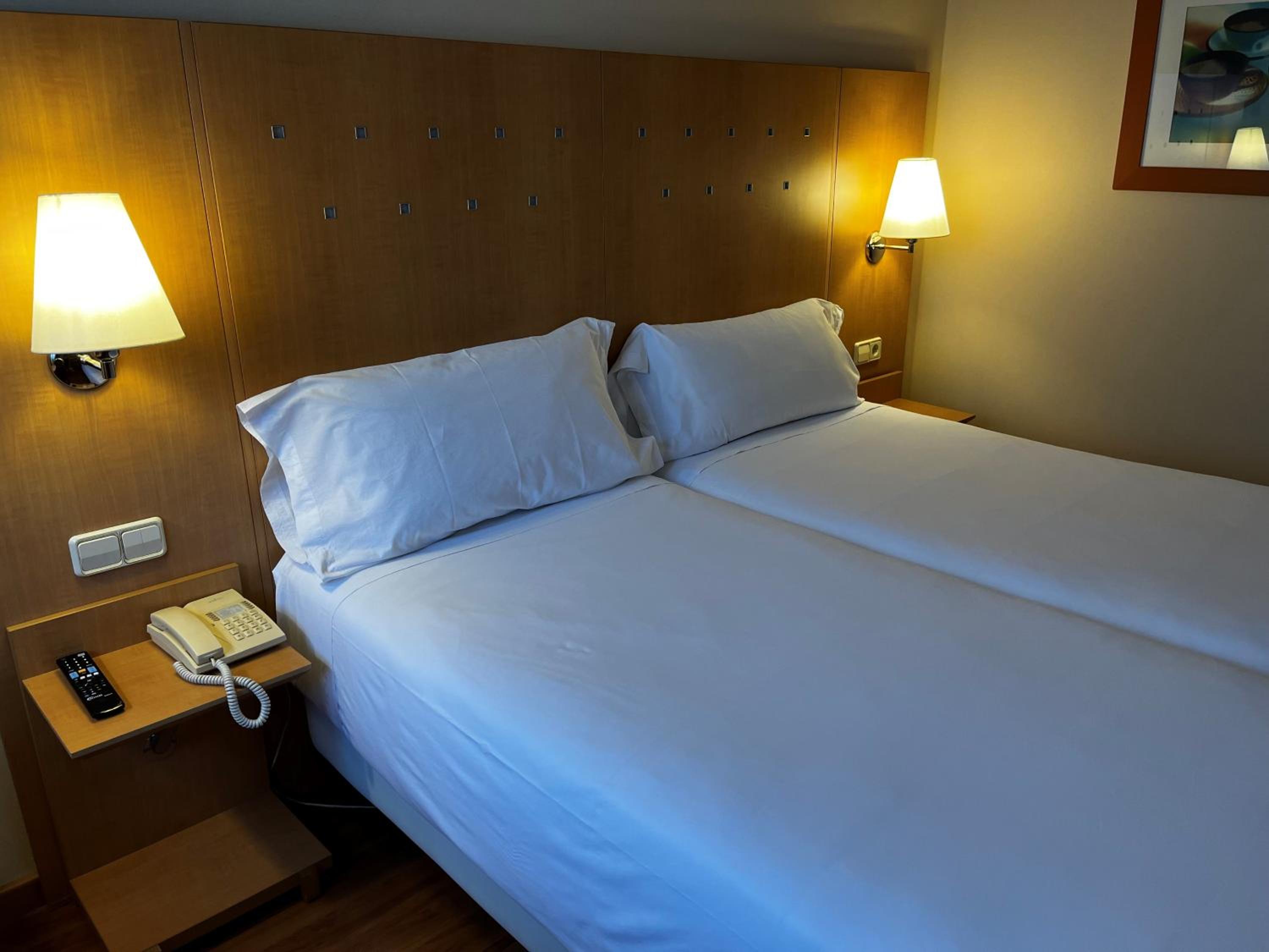 Standard Twin Room with Free Breakfast - Photo 5