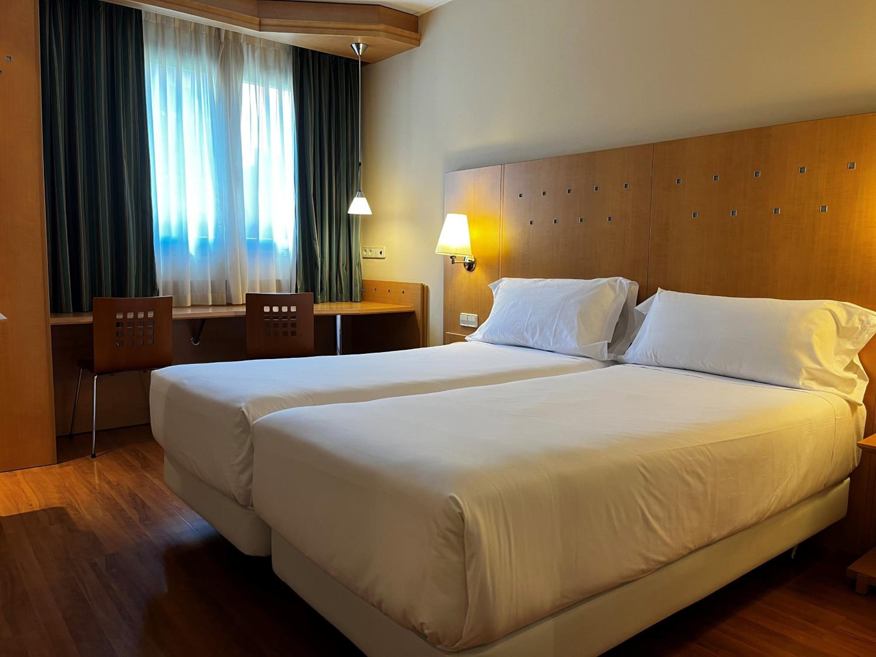 Standard Twin Room with Free Breakfast - Photo 6