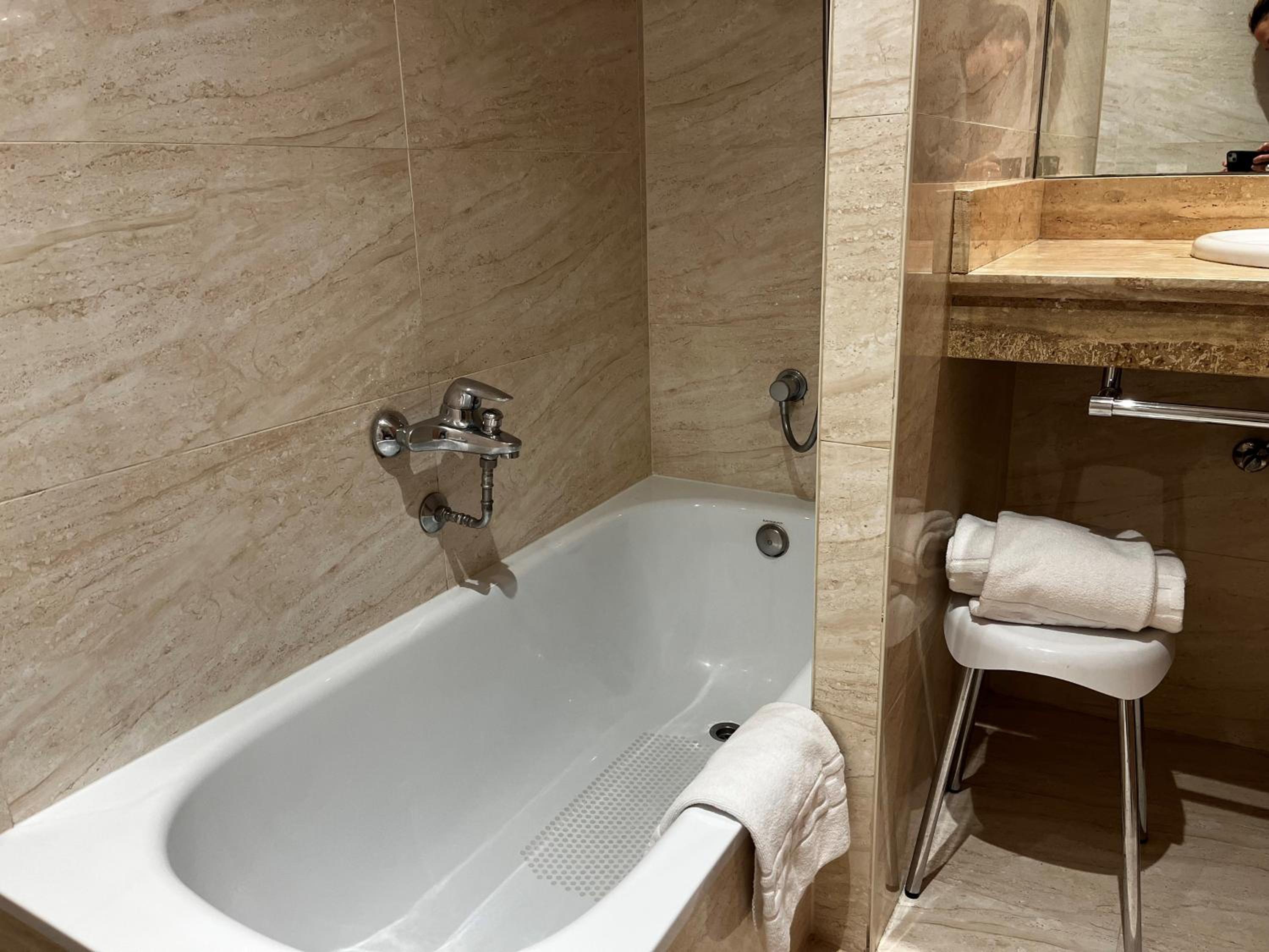 Standard Twin Room with Free Breakfast - Photo 2