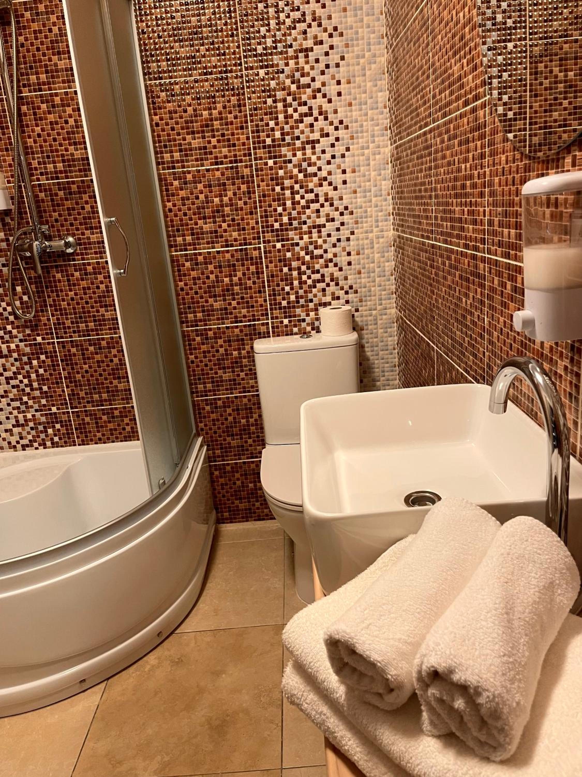 Double Room with Spa Package - Photo 12