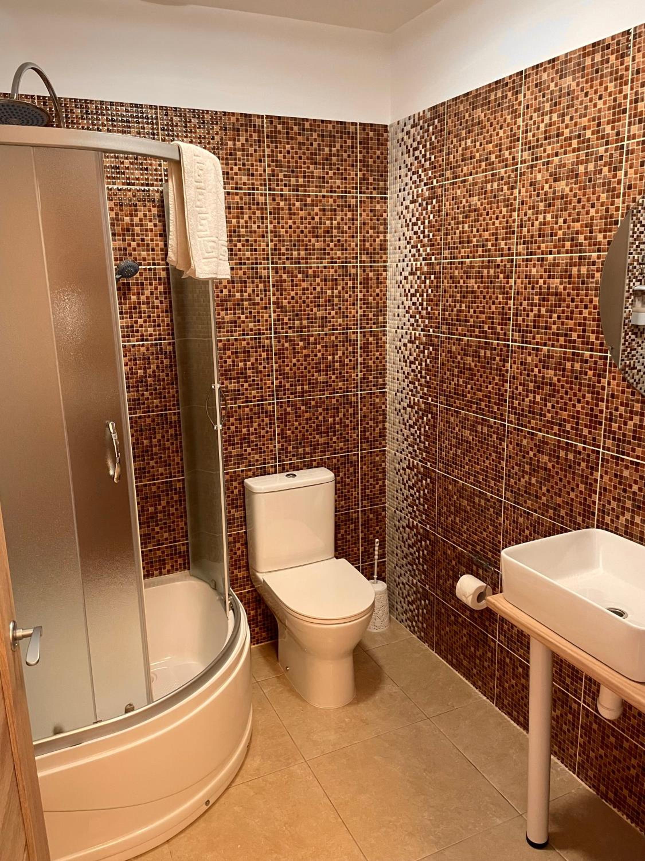 Double Room with Spa Package - Photo 13