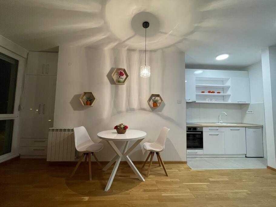 One-Bedroom Apartment photo 2