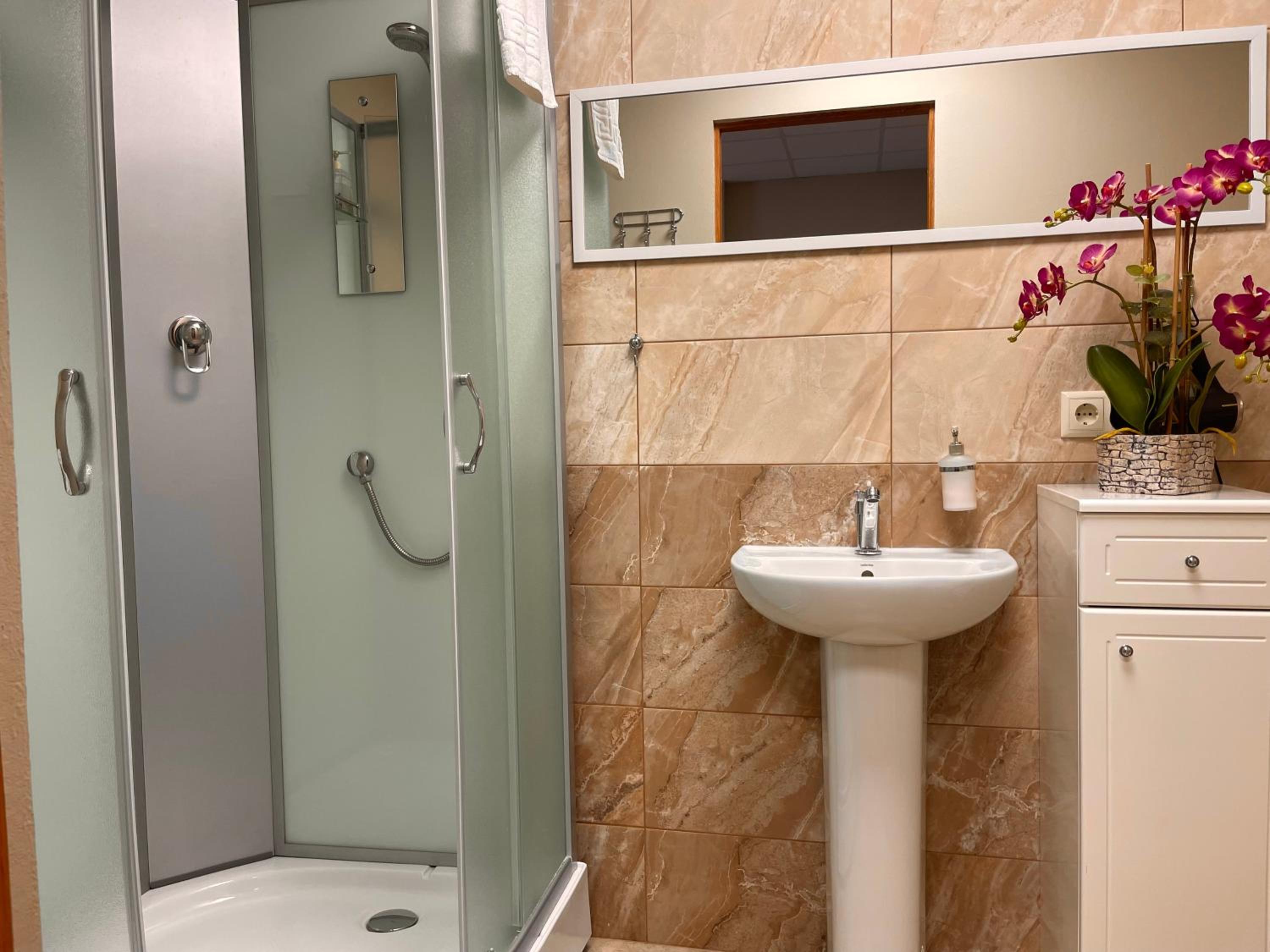 Double Room - Photo 8