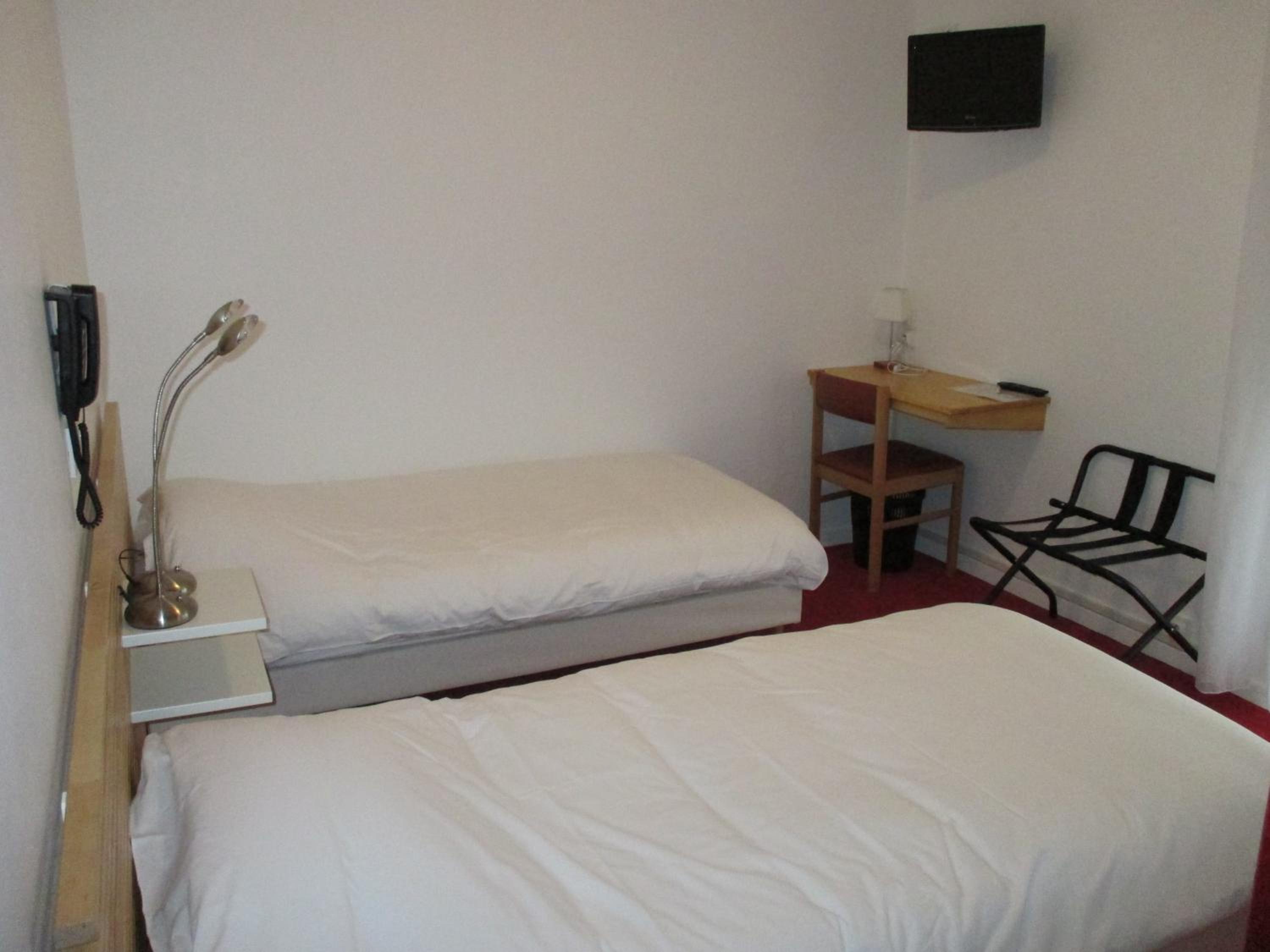 Twin Room - Photo 1