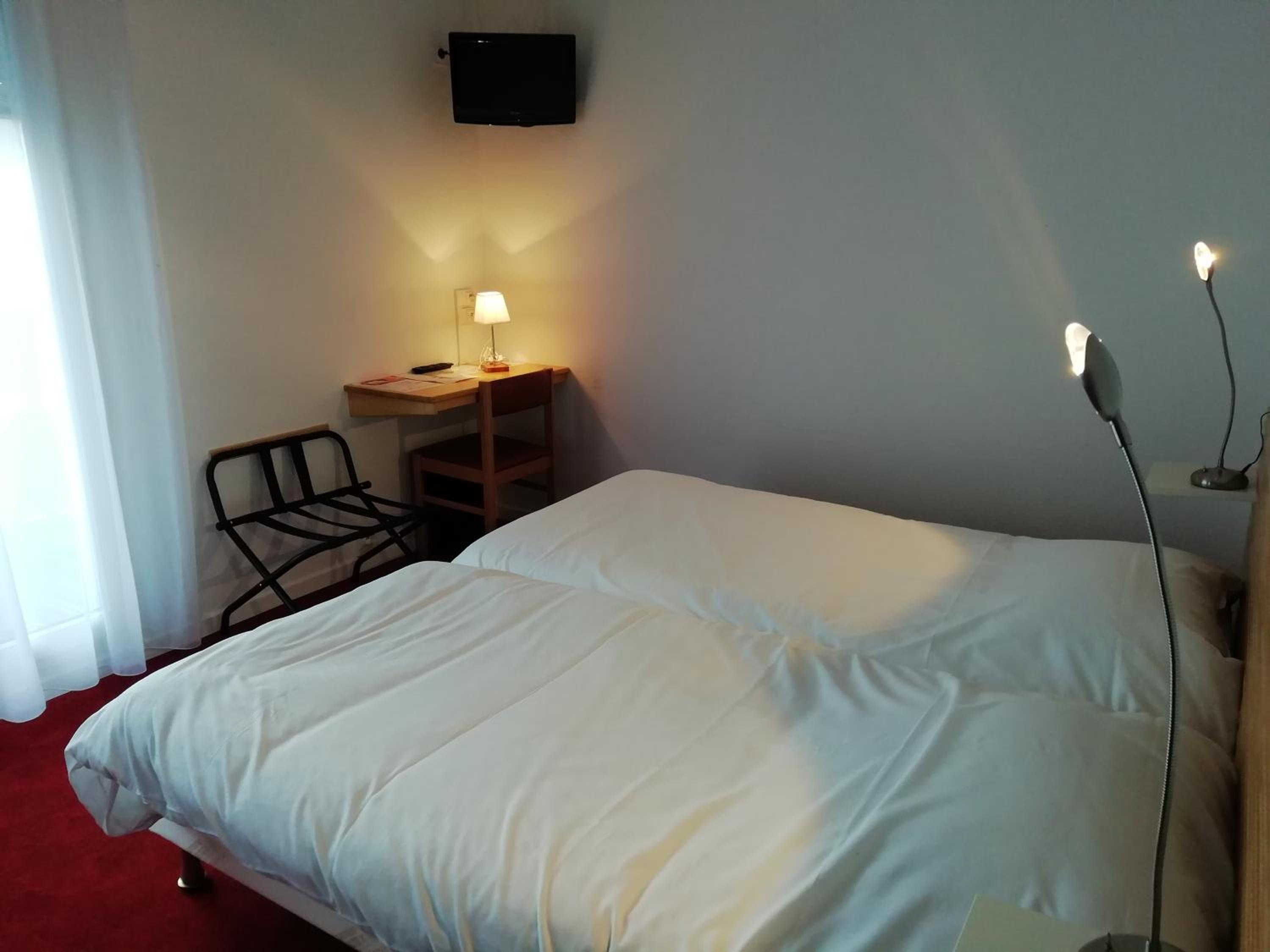 Twin Room - Photo 2